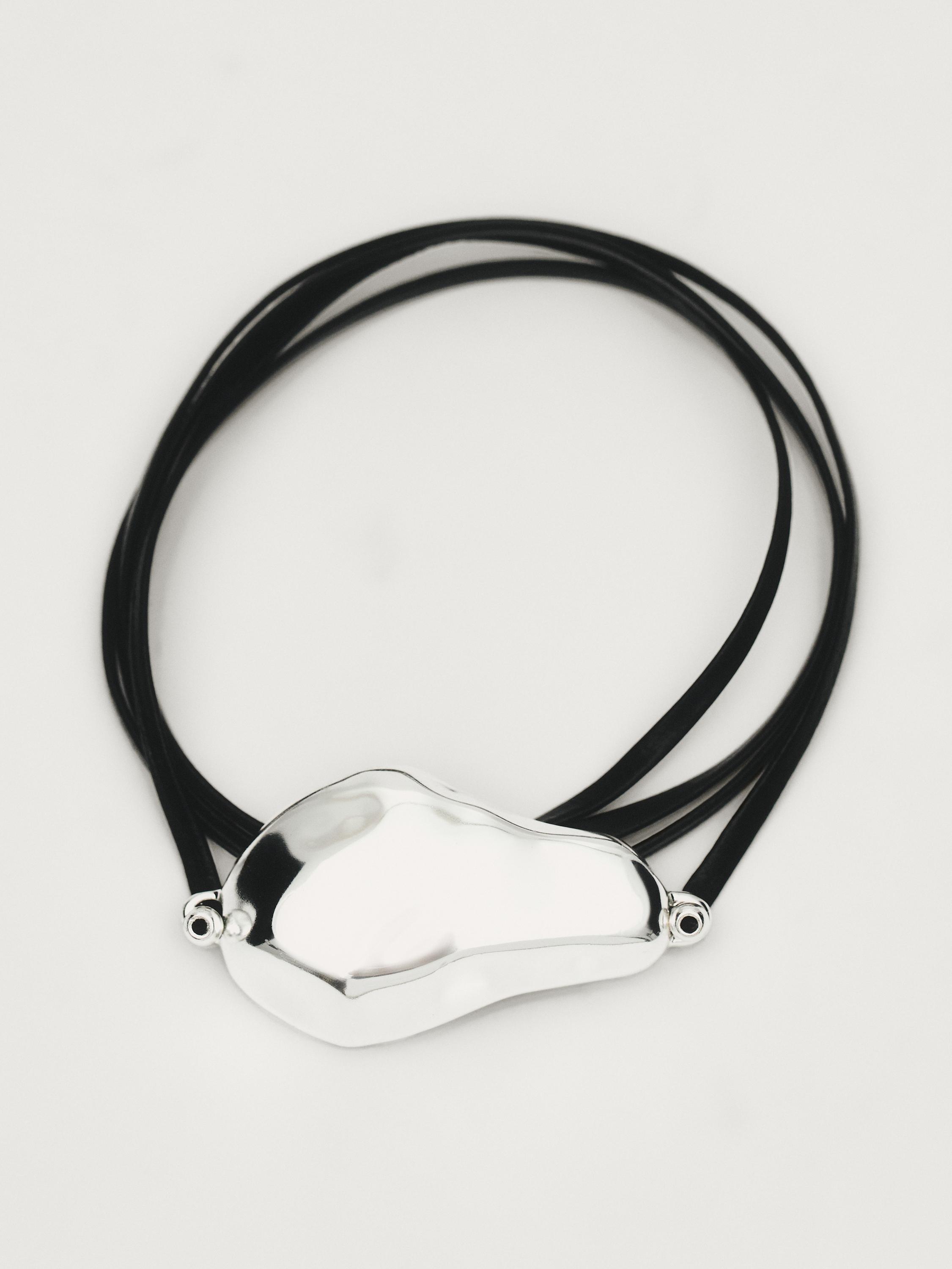 Bracelet cordon en cuir avec pièce asymétrique