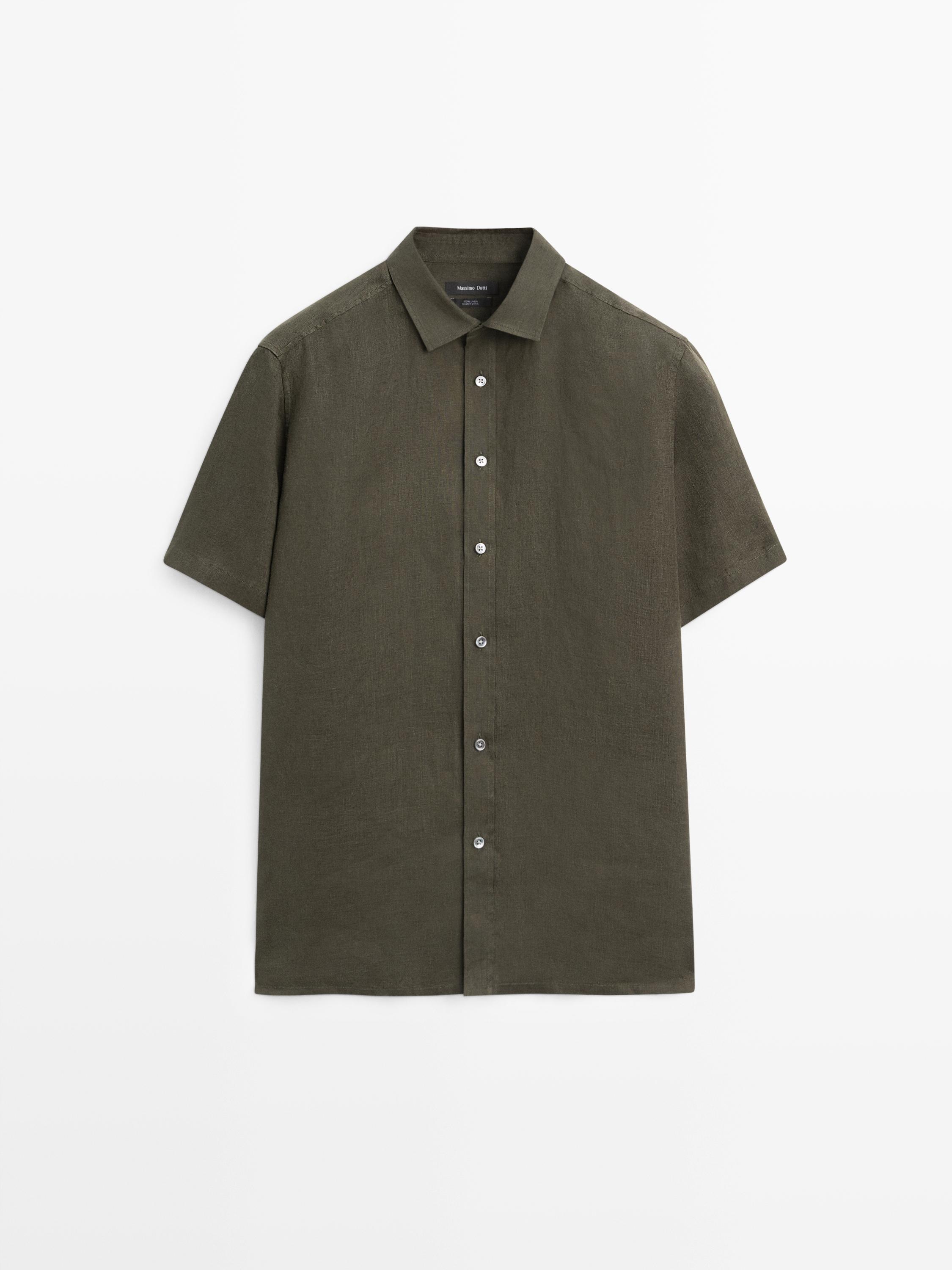 Vista frontal de camisa verde oscuro de manga corta con botonadura central.