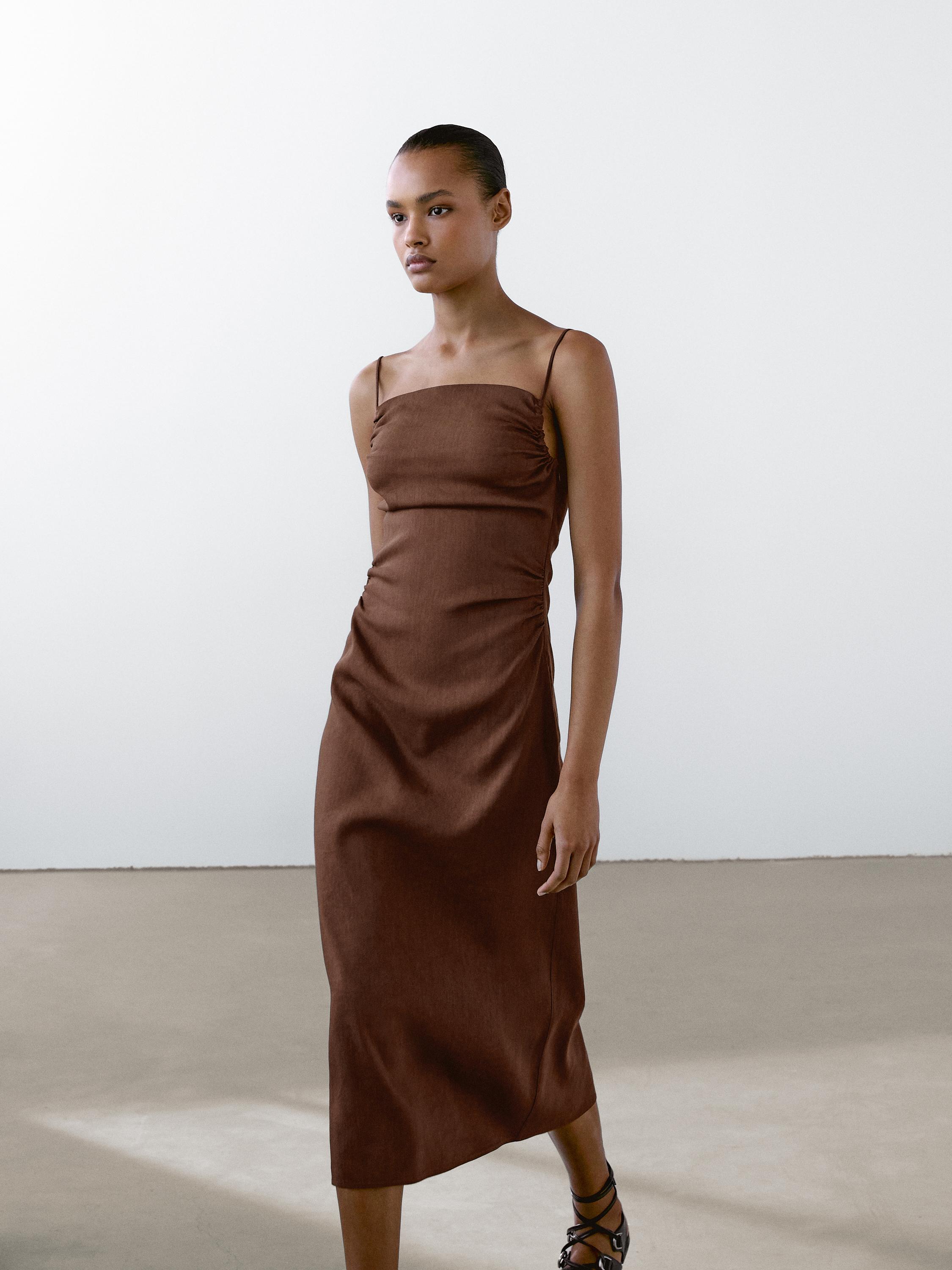 فستان ميدي من الكتان المخلوط بكشكش