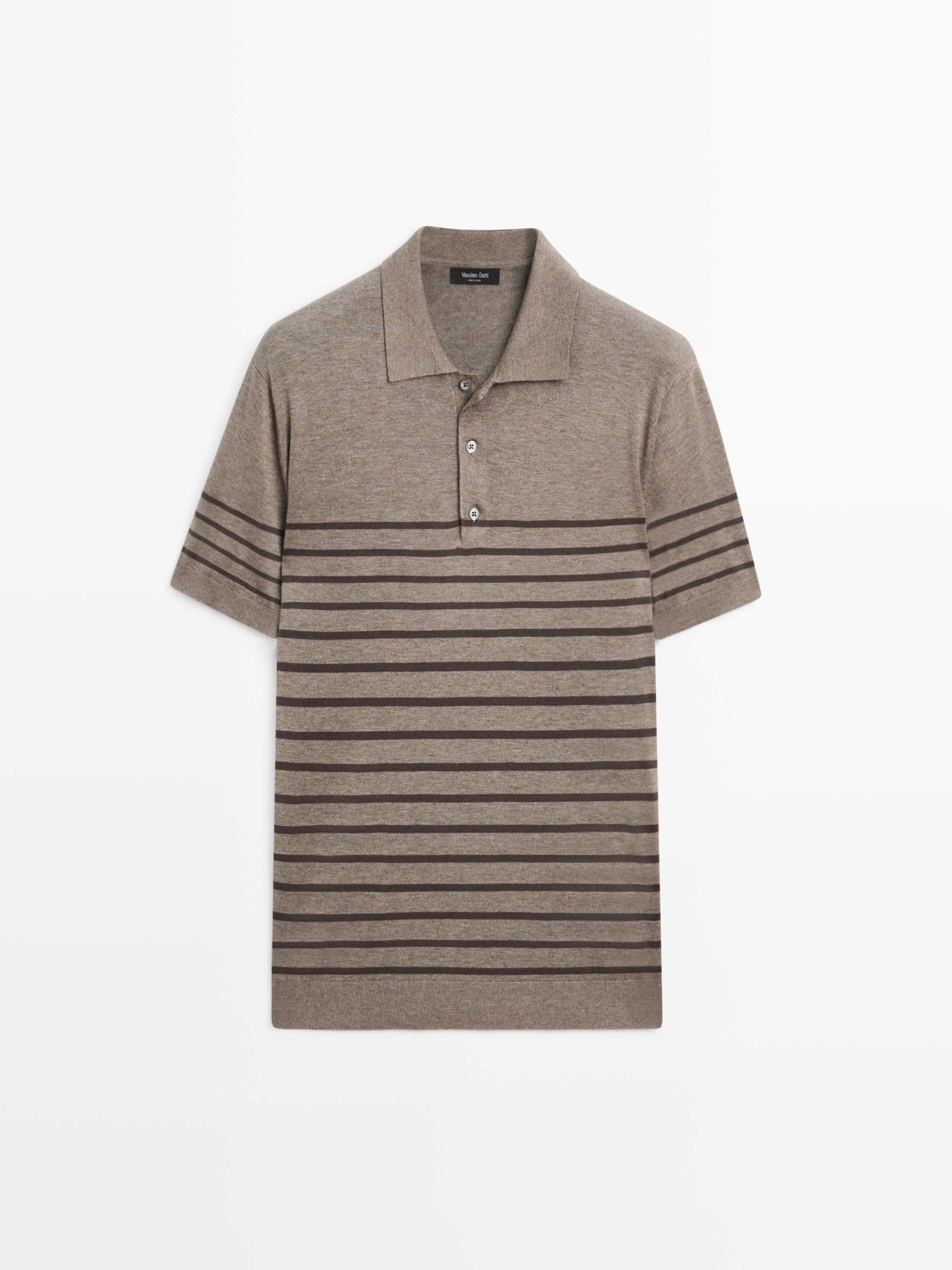 Vista frontal de polo caqui con rayas horizontales oscuras, cuello clásico y cierre de tres botones.