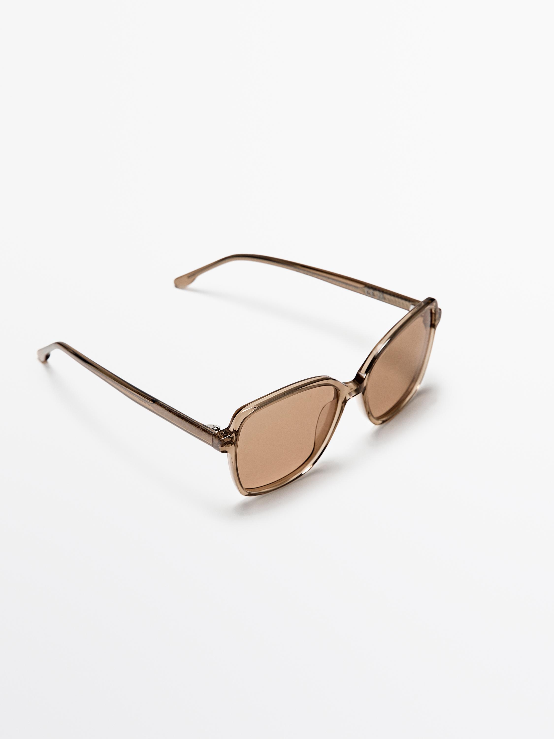 Ulleres de sol color caramel amb muntura quadrada i lents fosques. Ample del cristall: 53 mm, pont: 16 mm, patilla: 145 mm.