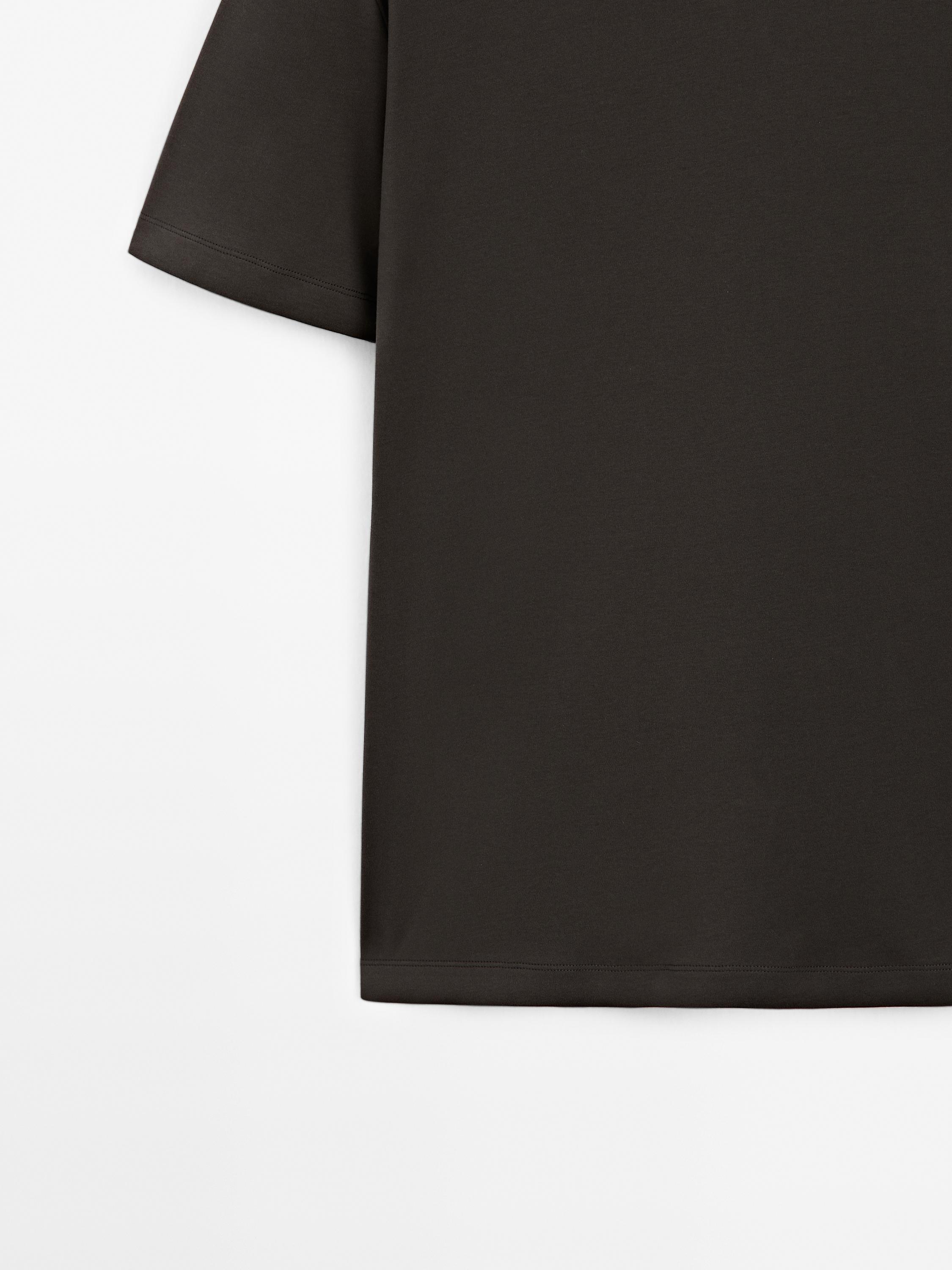100% cotton T-shirt with neckline detail