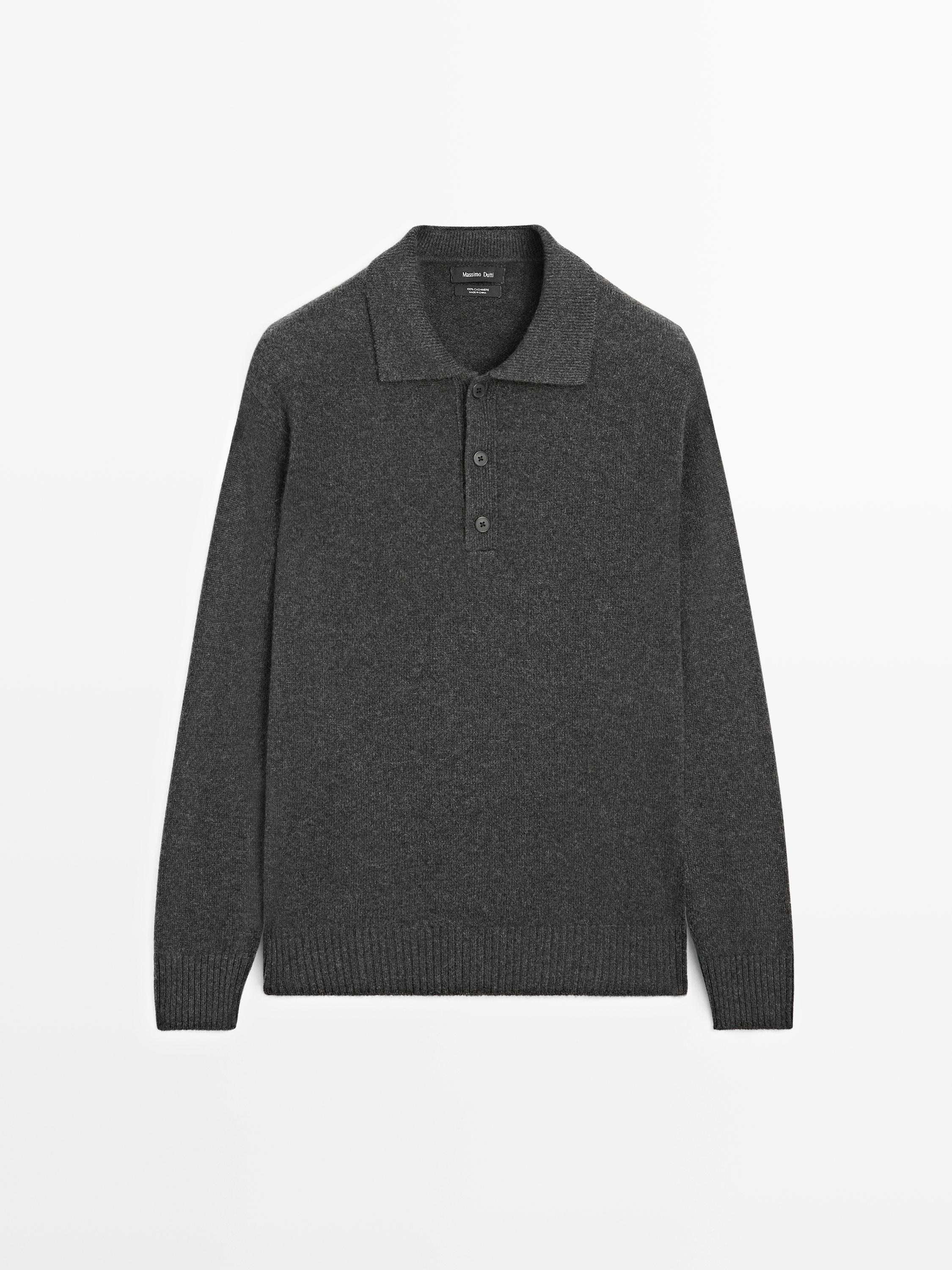 Vooraanzicht van een marengo polotrui met klassieke kraag, knoopsluiting met drie knopen en lange mouwen. Geribde manchetten en zoom.