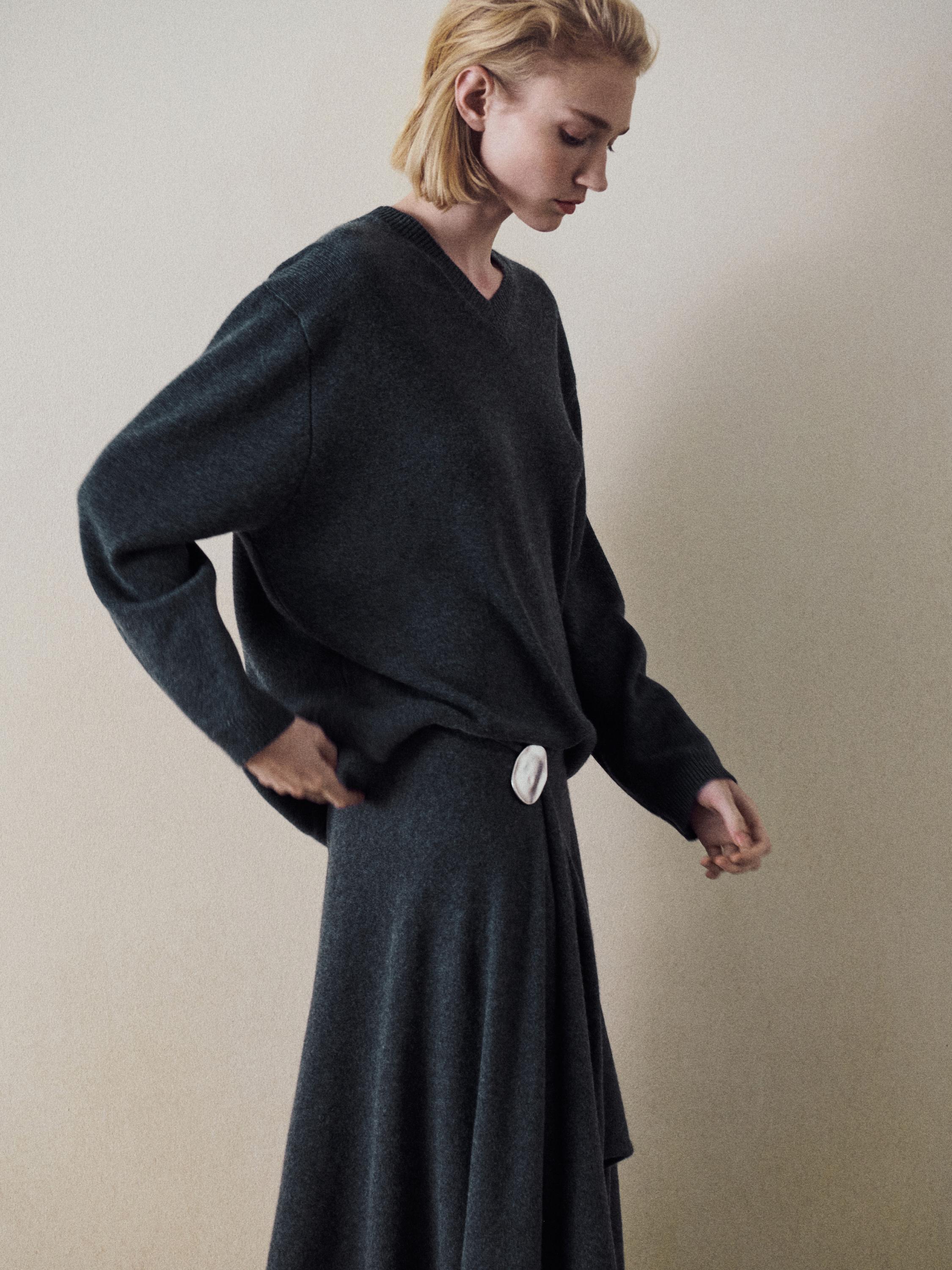 Pulovër e thurur me jakë V 100% kashmir