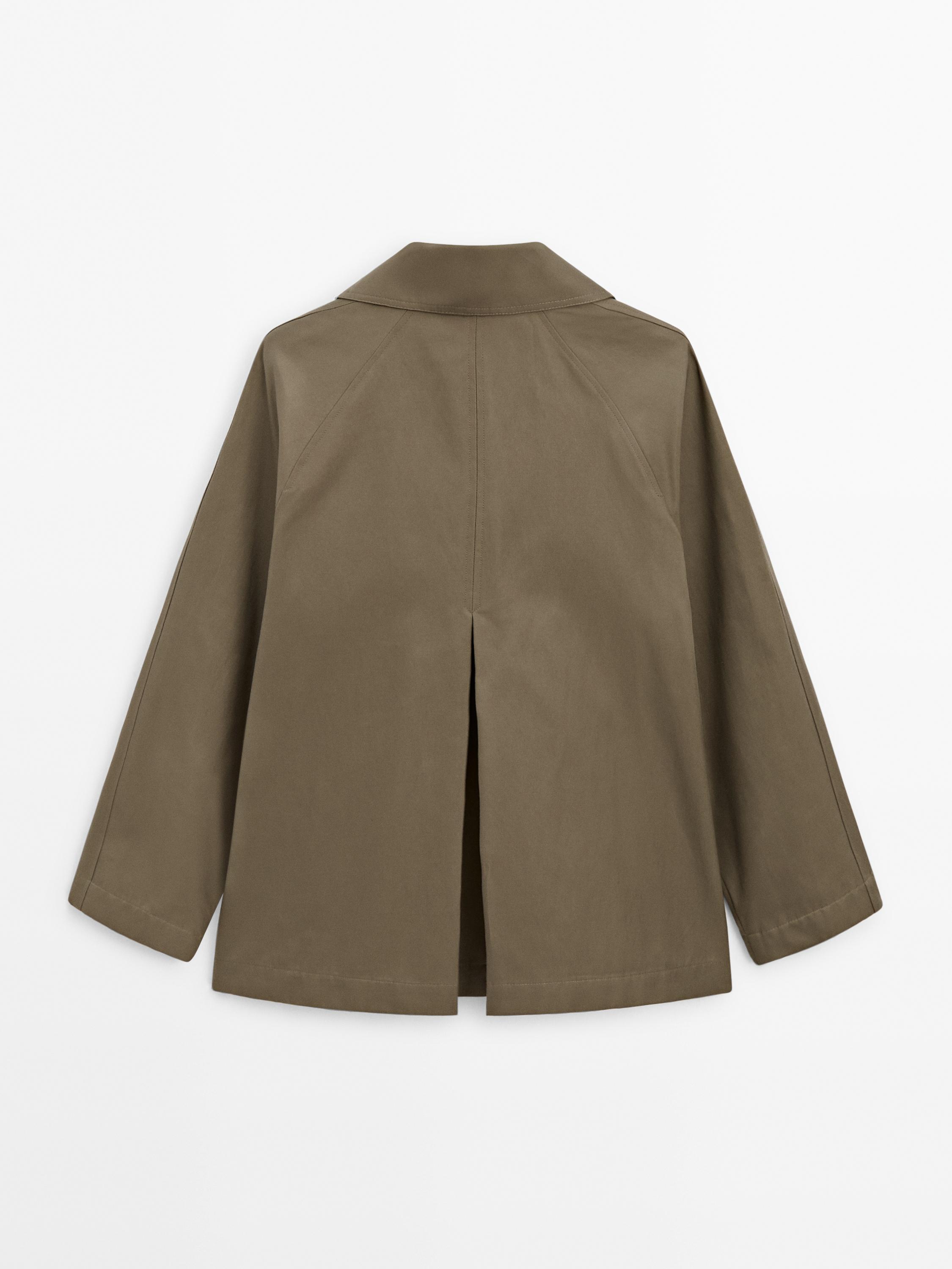 Water-repellent jacket with pockets