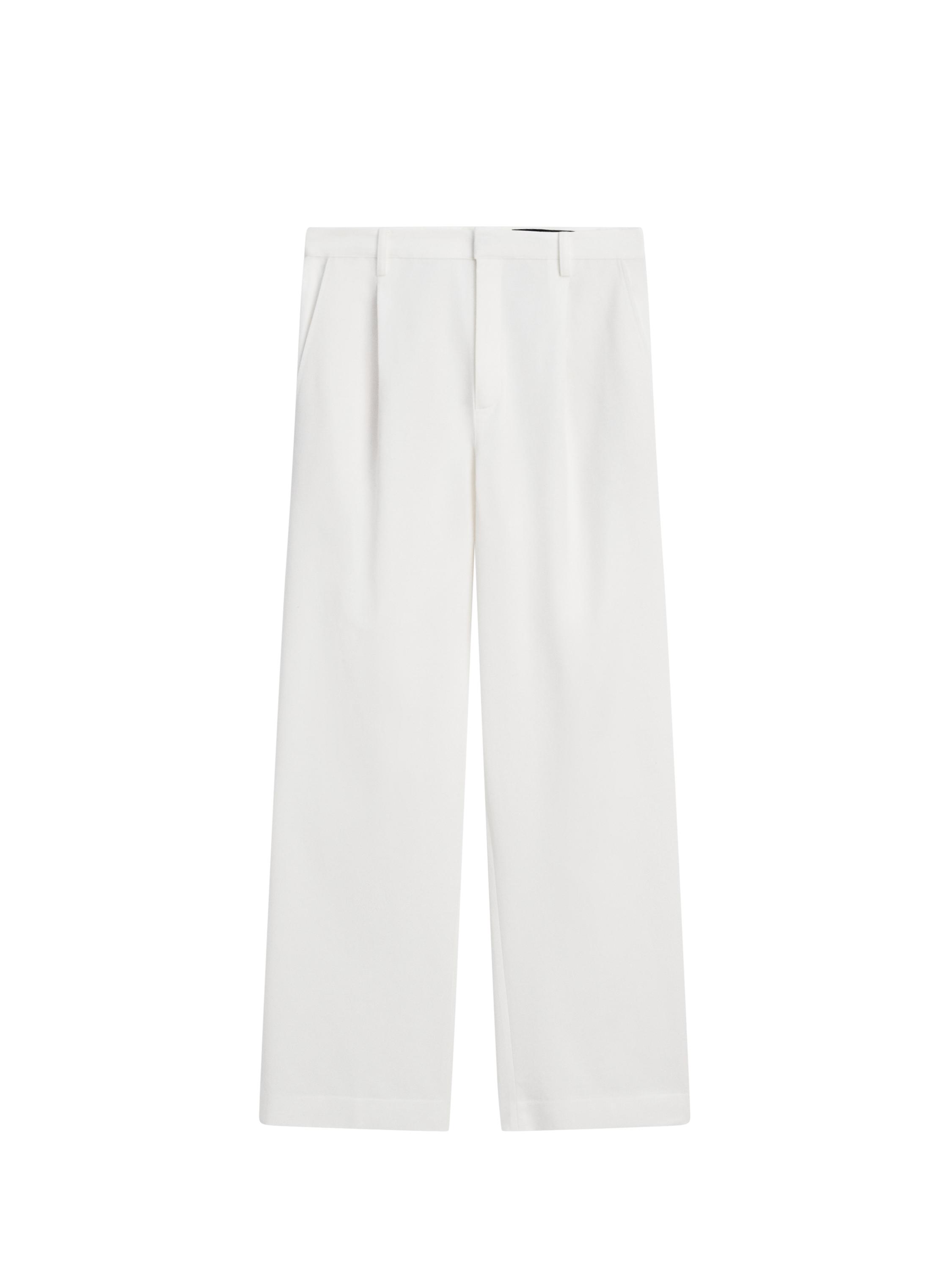 Vue de face d'un pantalon blanc à pinces, poches latérales et coupe droite.