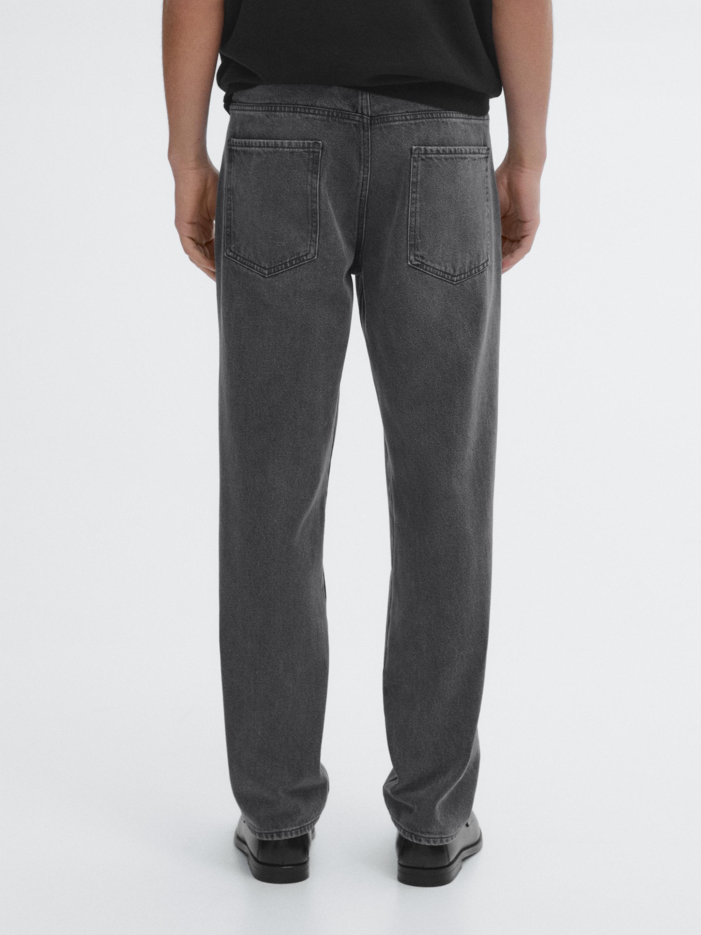 بنطلون جينز بقصة تضيق نحو الأسفل