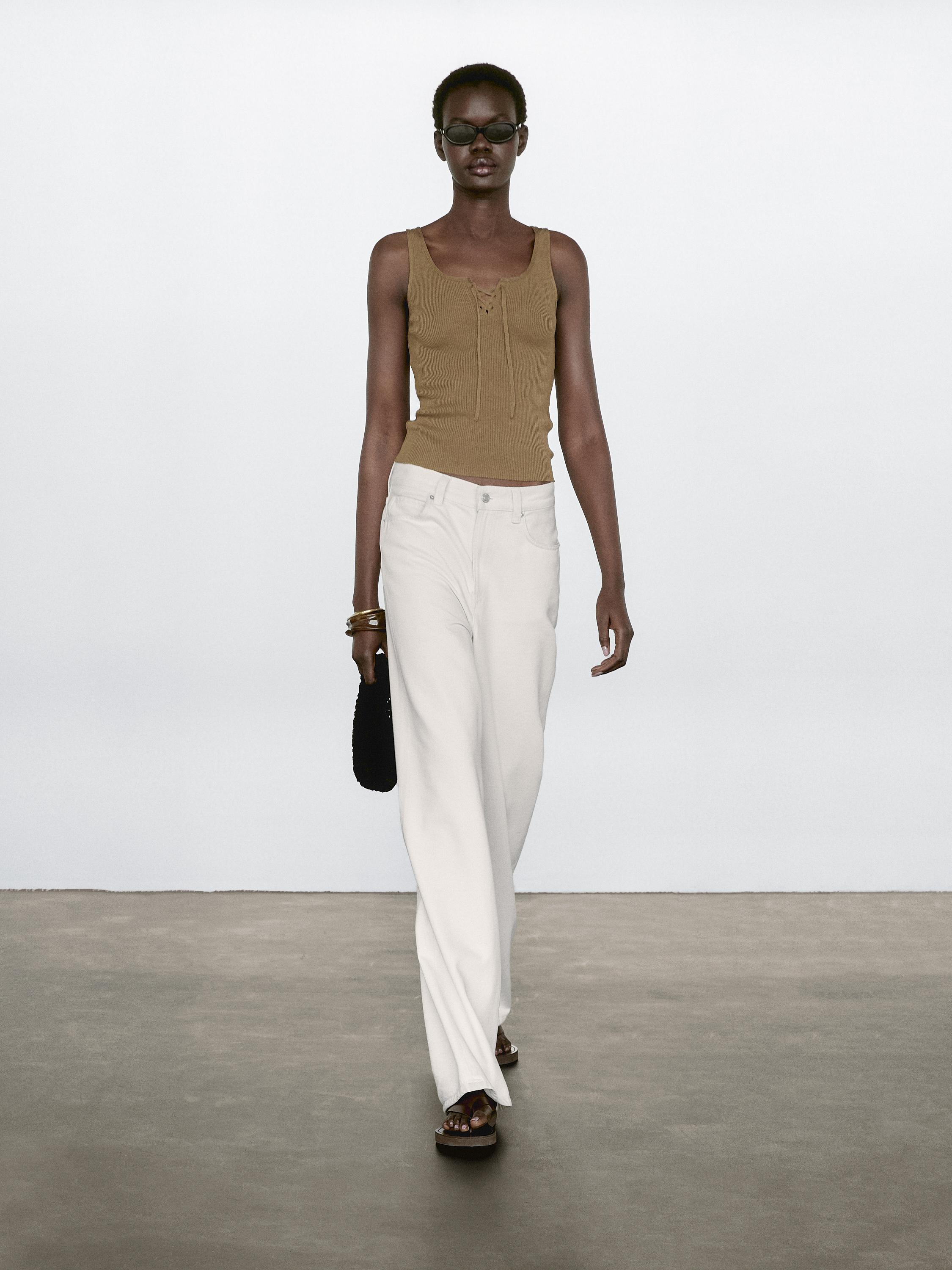 Top z prążkowanej dzianiny z wiązaniem