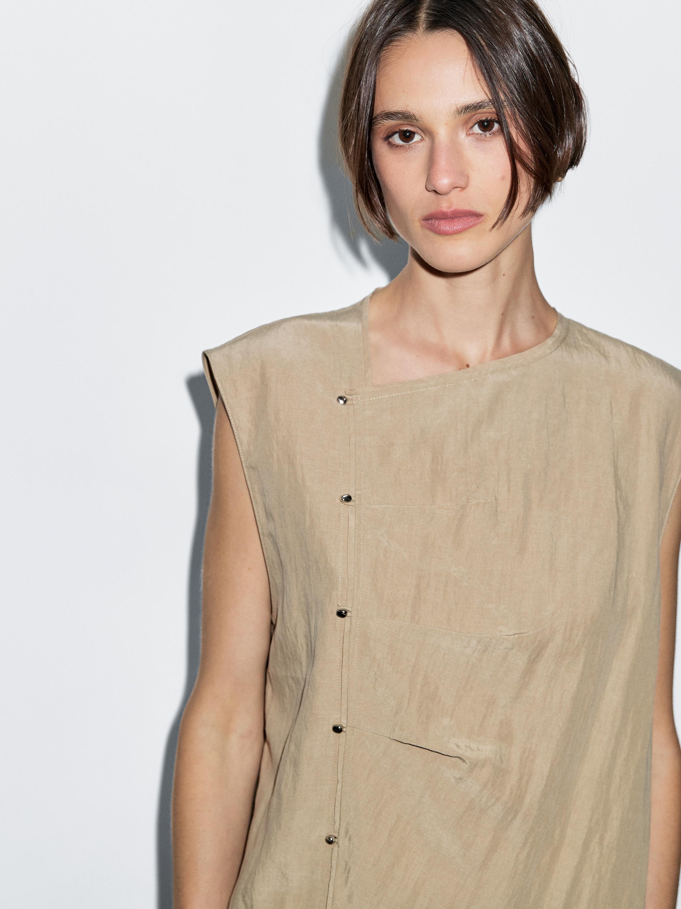 بلوزة بأزرار فضية للإغلاق على الجانب