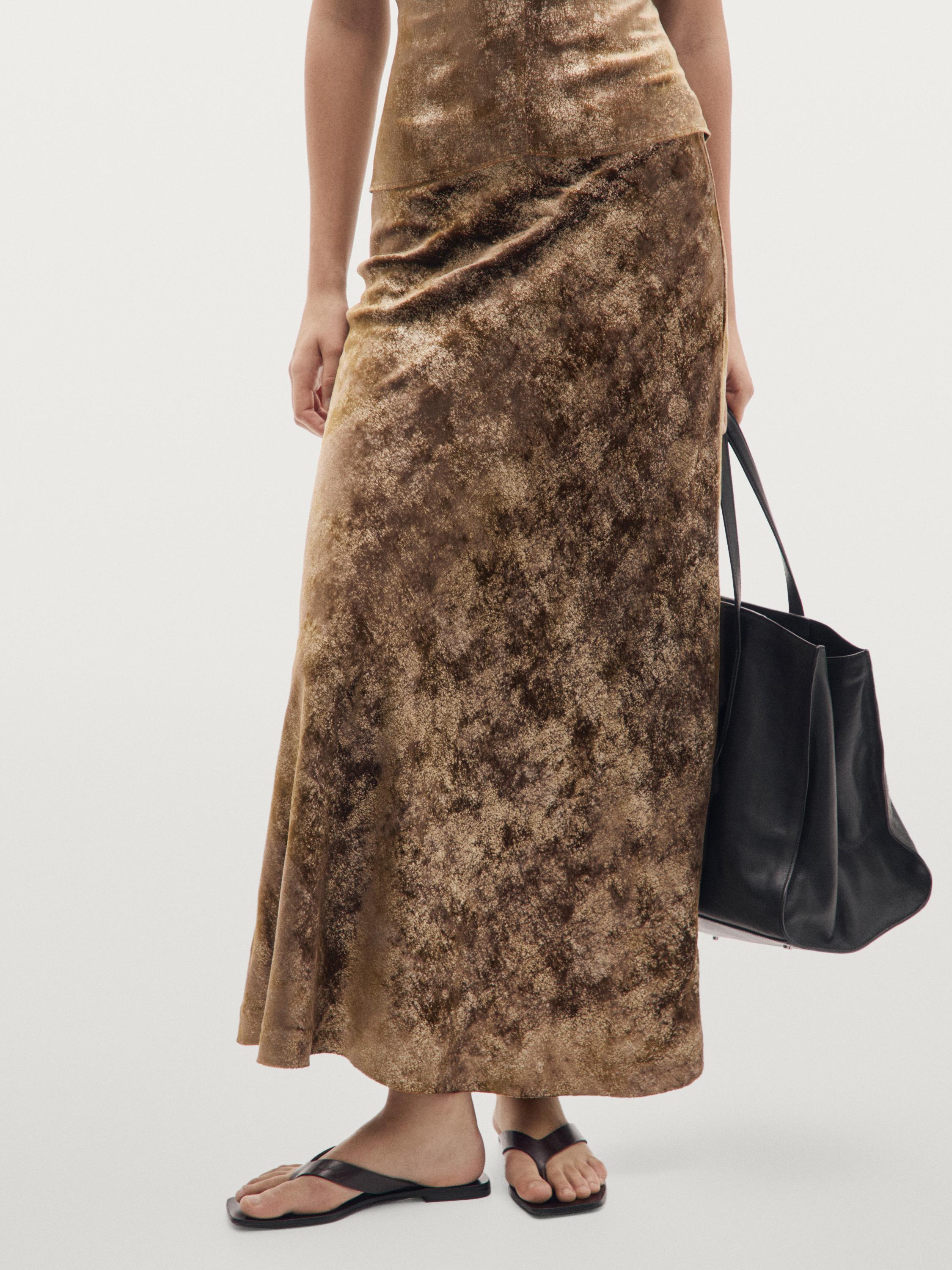 تنورة مخملية طويلة بمظهر معدني