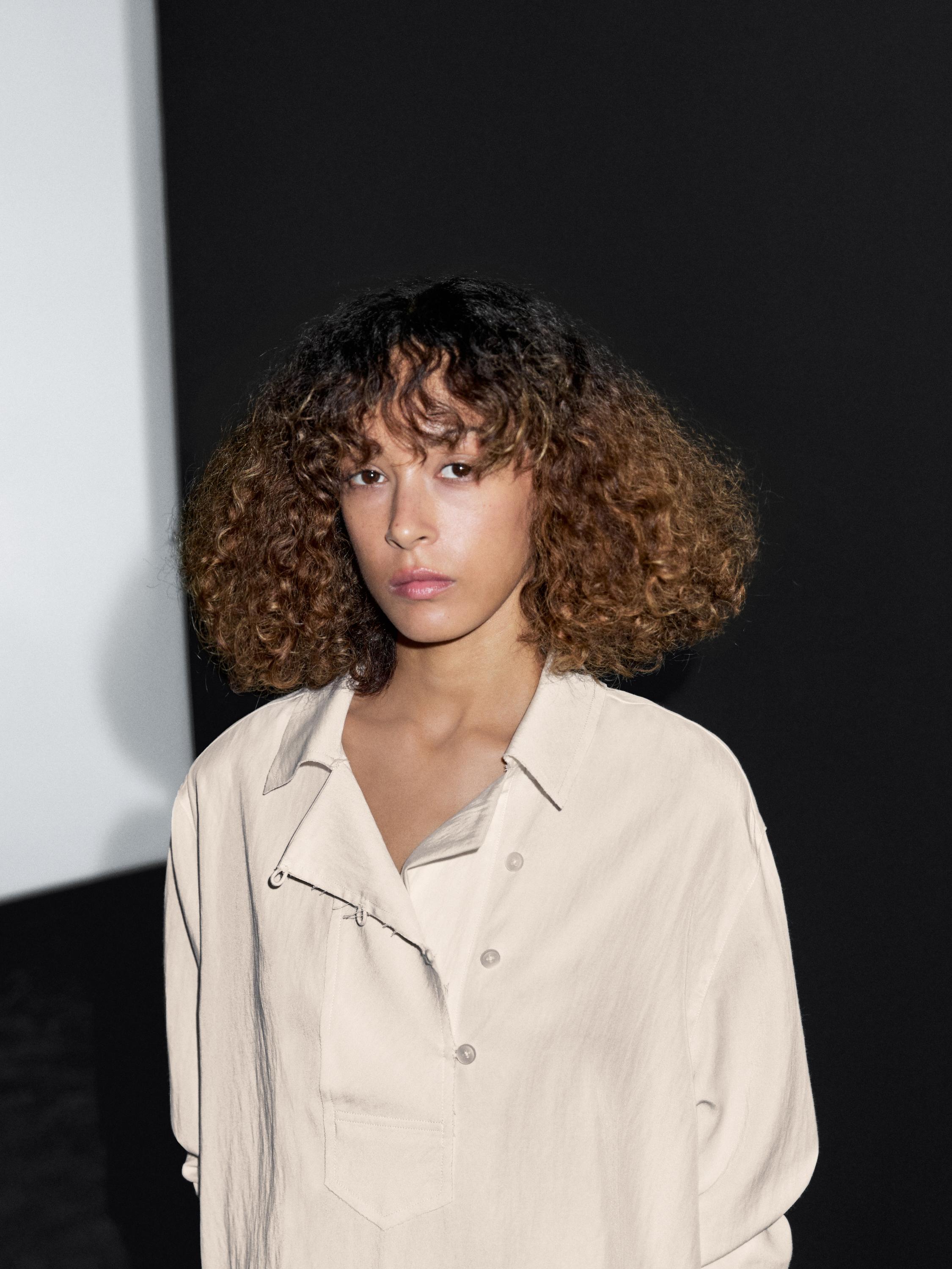 بلوزة فضفاضة مفصلة بأزرار