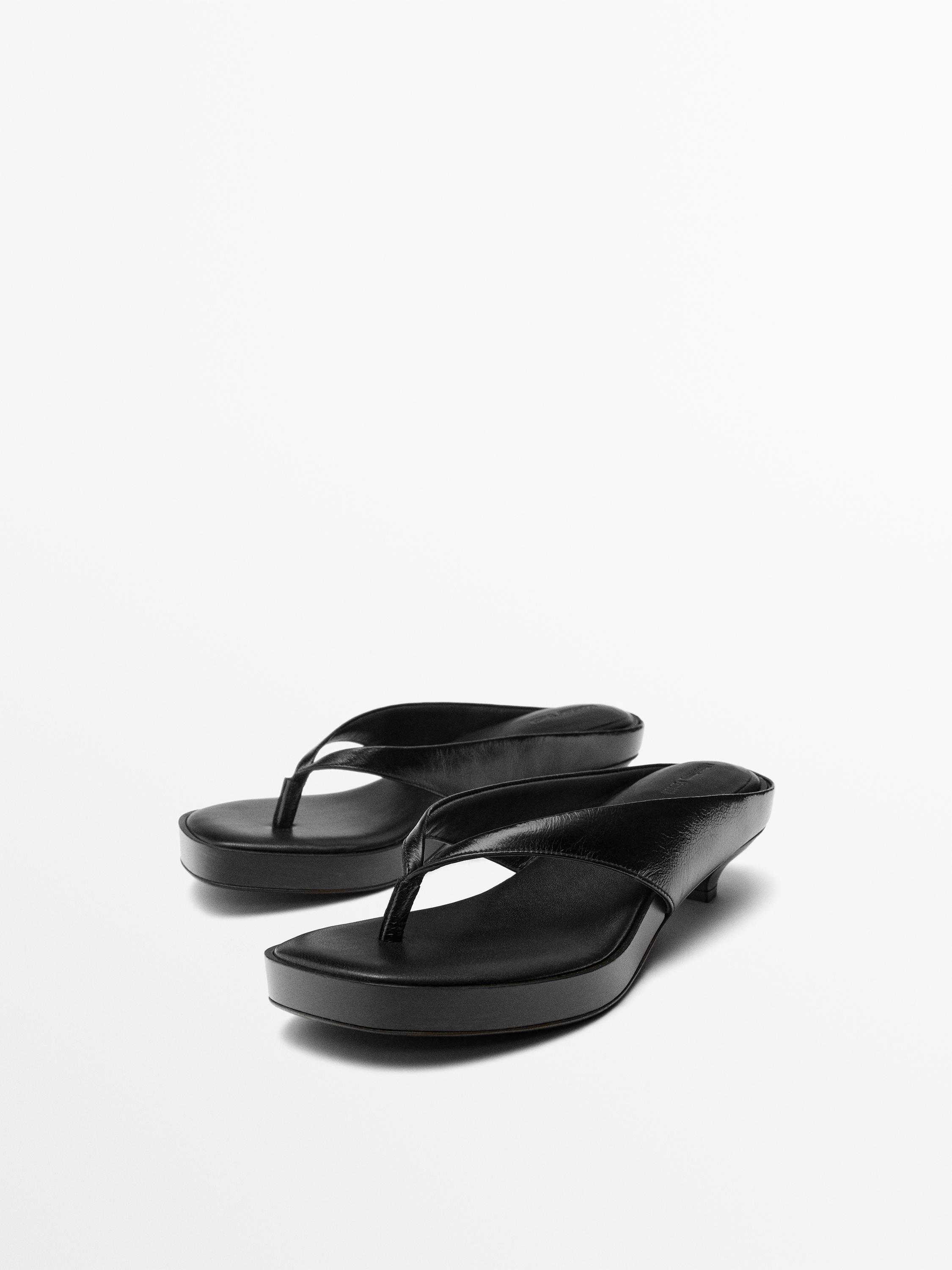 Mid-heel sandals with toe divider