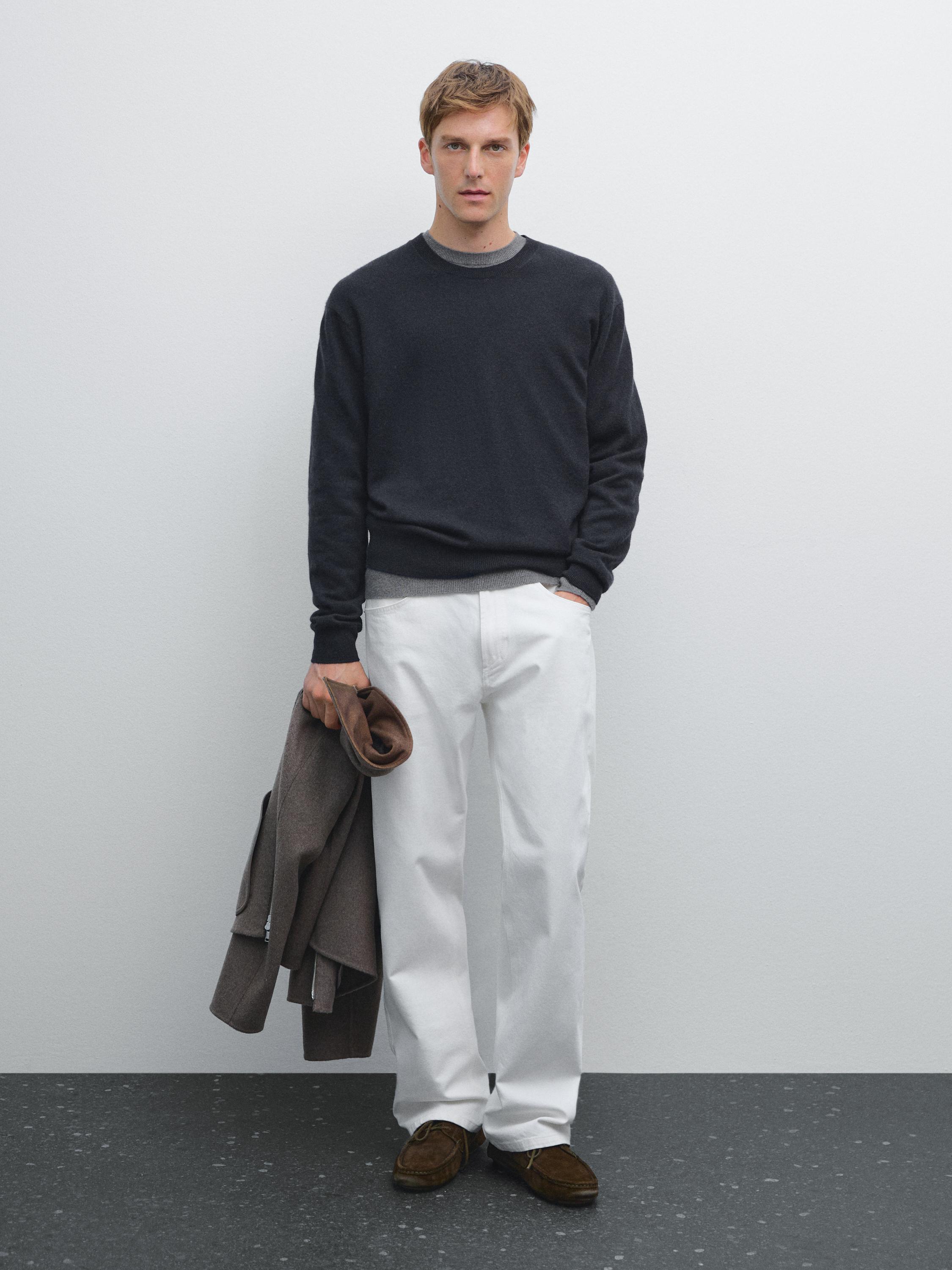 Cashmere knit sweater with a crew neck