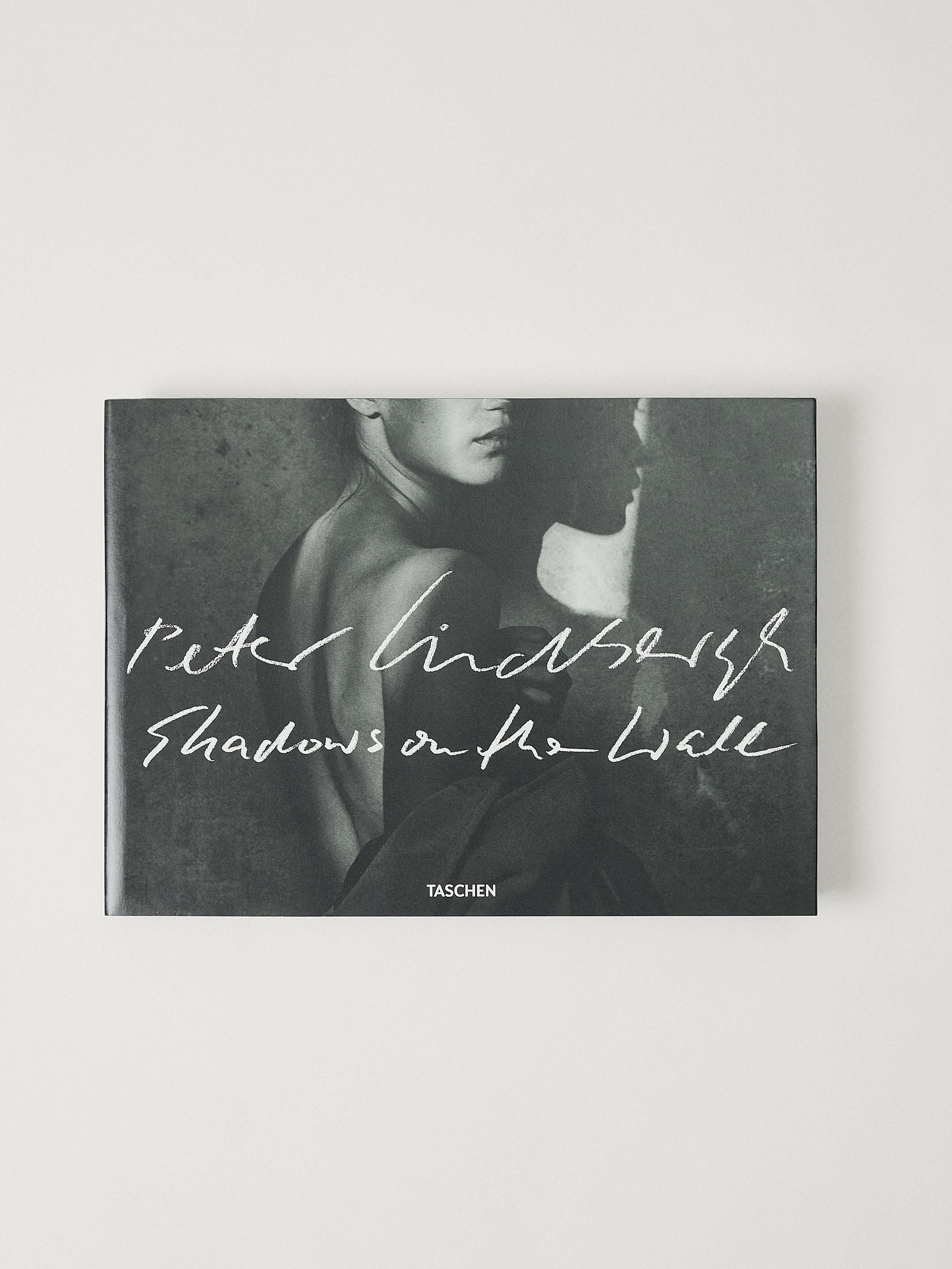 "Peter Lindbergh. Shadows on the Wall" liburua