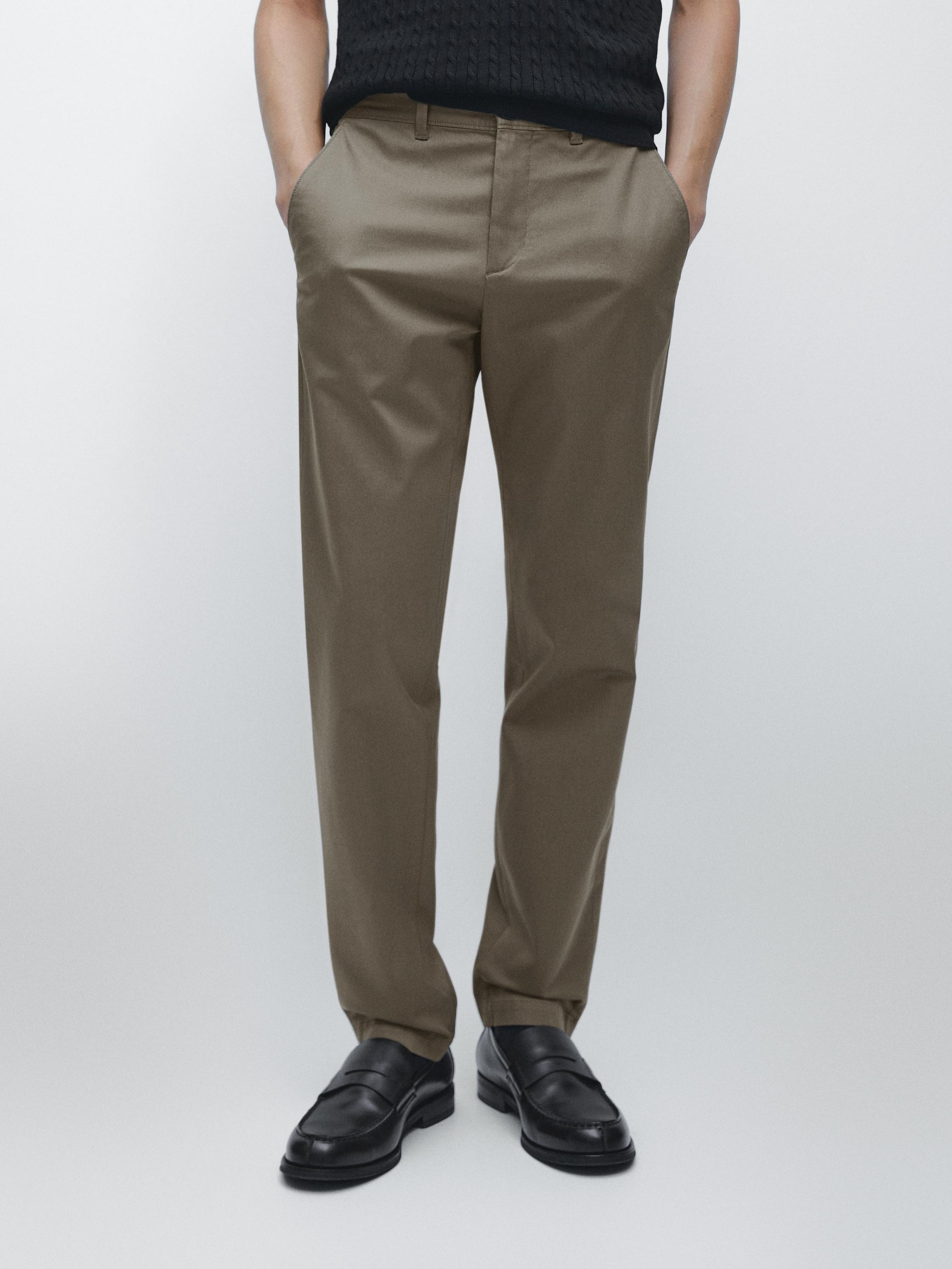 Conjunto de pantalón verde slim fit con bolsillos laterales y zapatos negros.