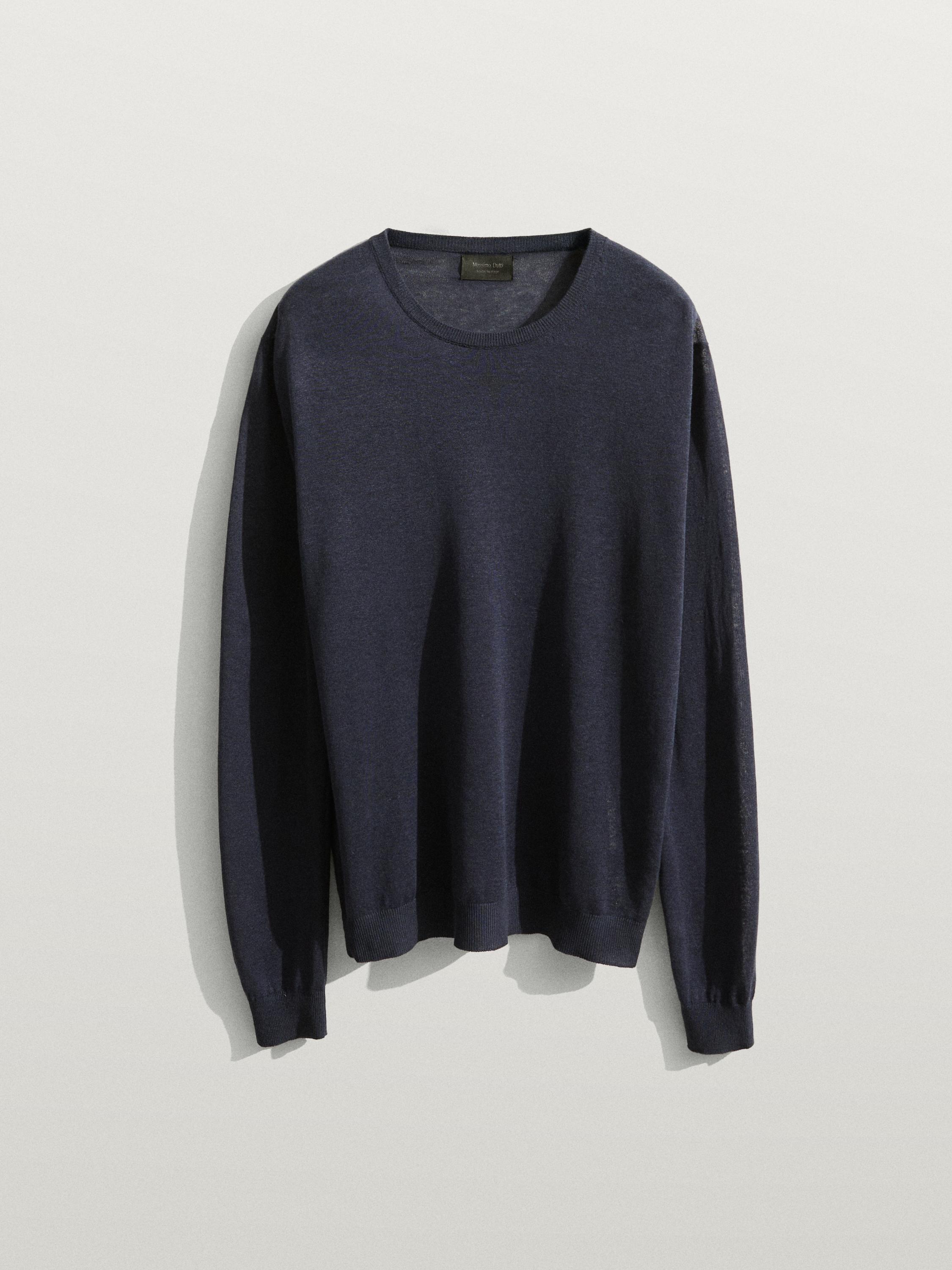 Vista frontal de jersey azul marino de punto con cuello redondo y mangas largas.