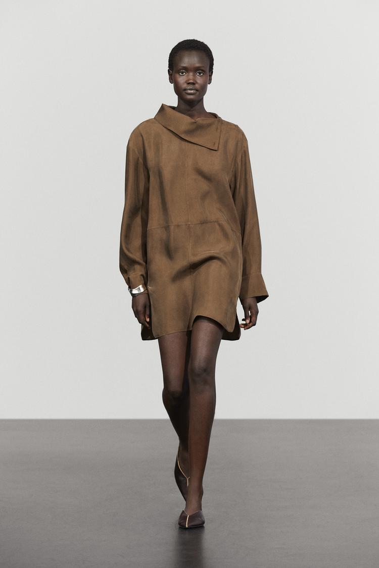 Flowing short dress with asymmetric neck — BROWN