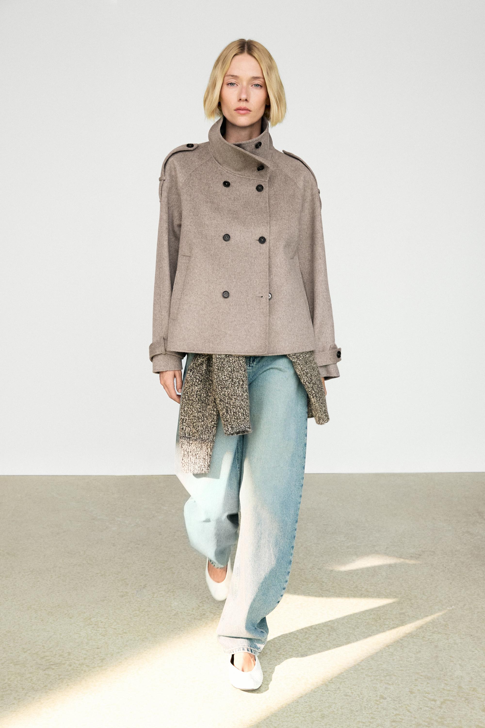 Kort trenchcoat med knappedetaljer