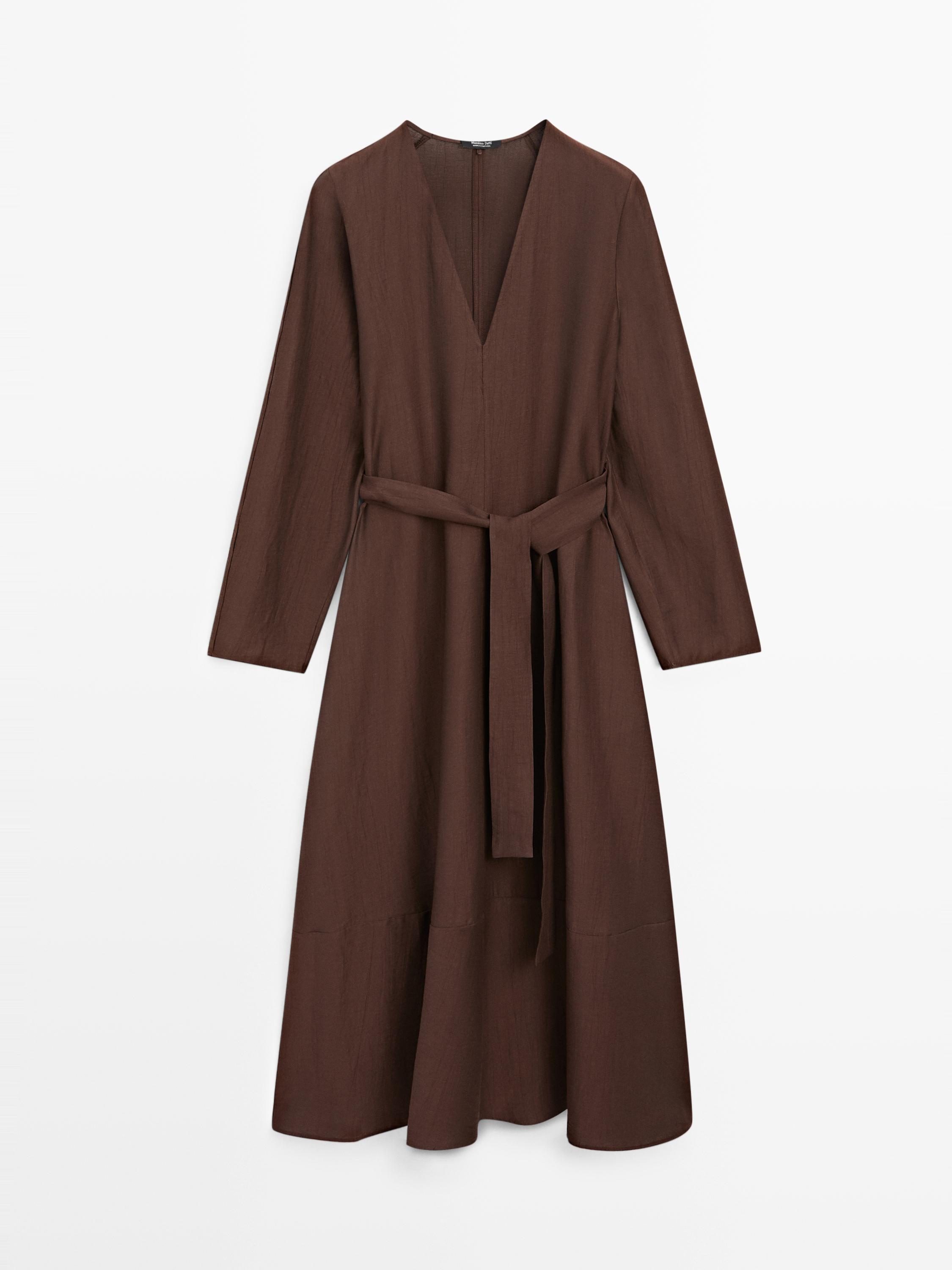 Vue de face d'une robe midi fluide marron avec ceinture, col en V et manches longues.