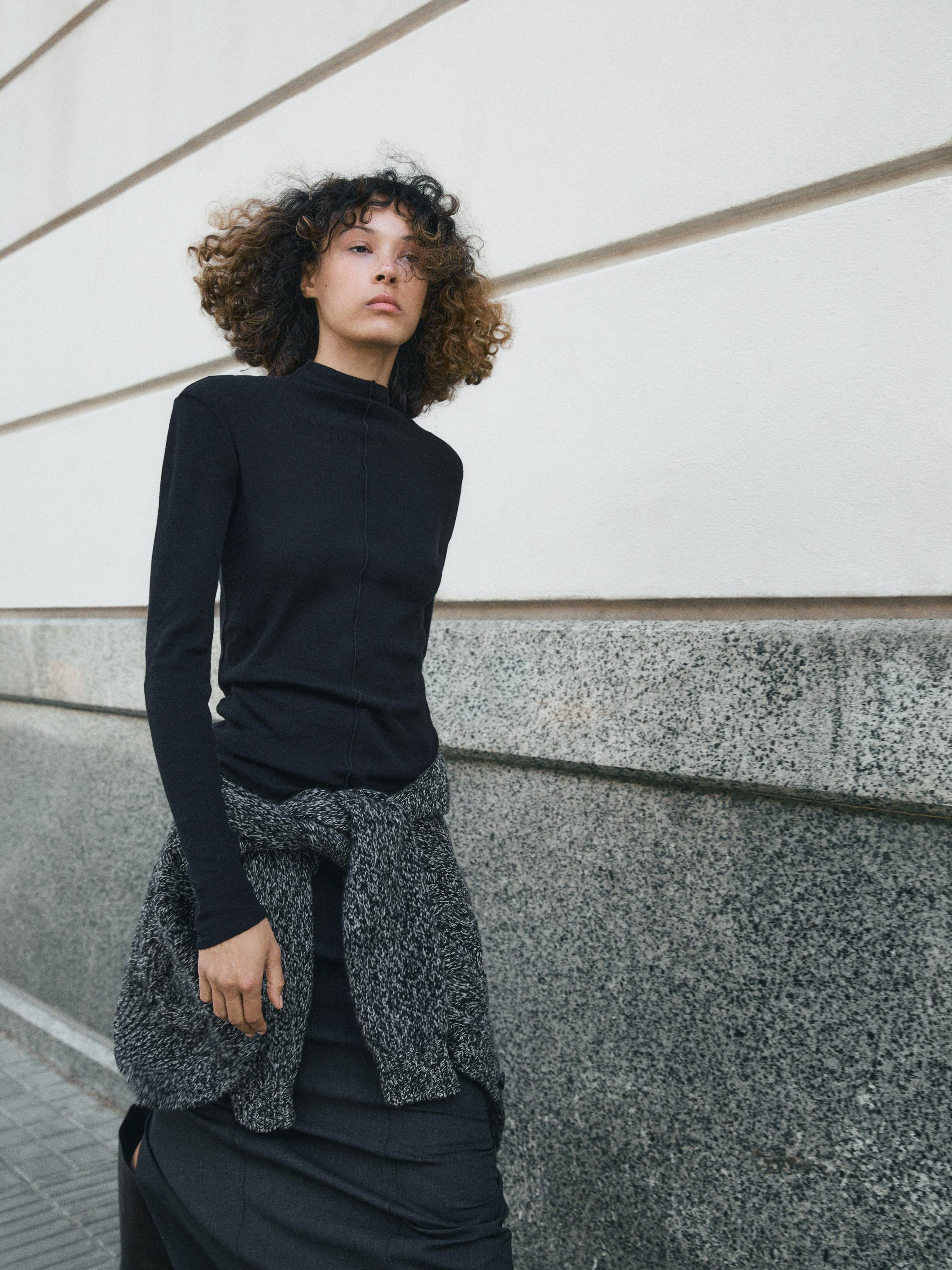 심 디테일 롱 슬리브 티셔츠