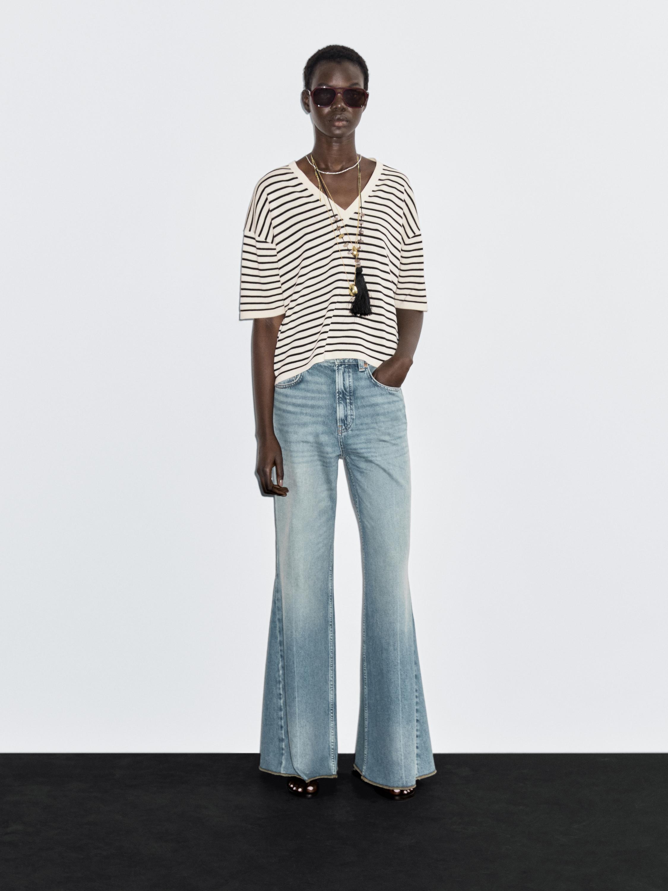 Pull à rayures et col en V