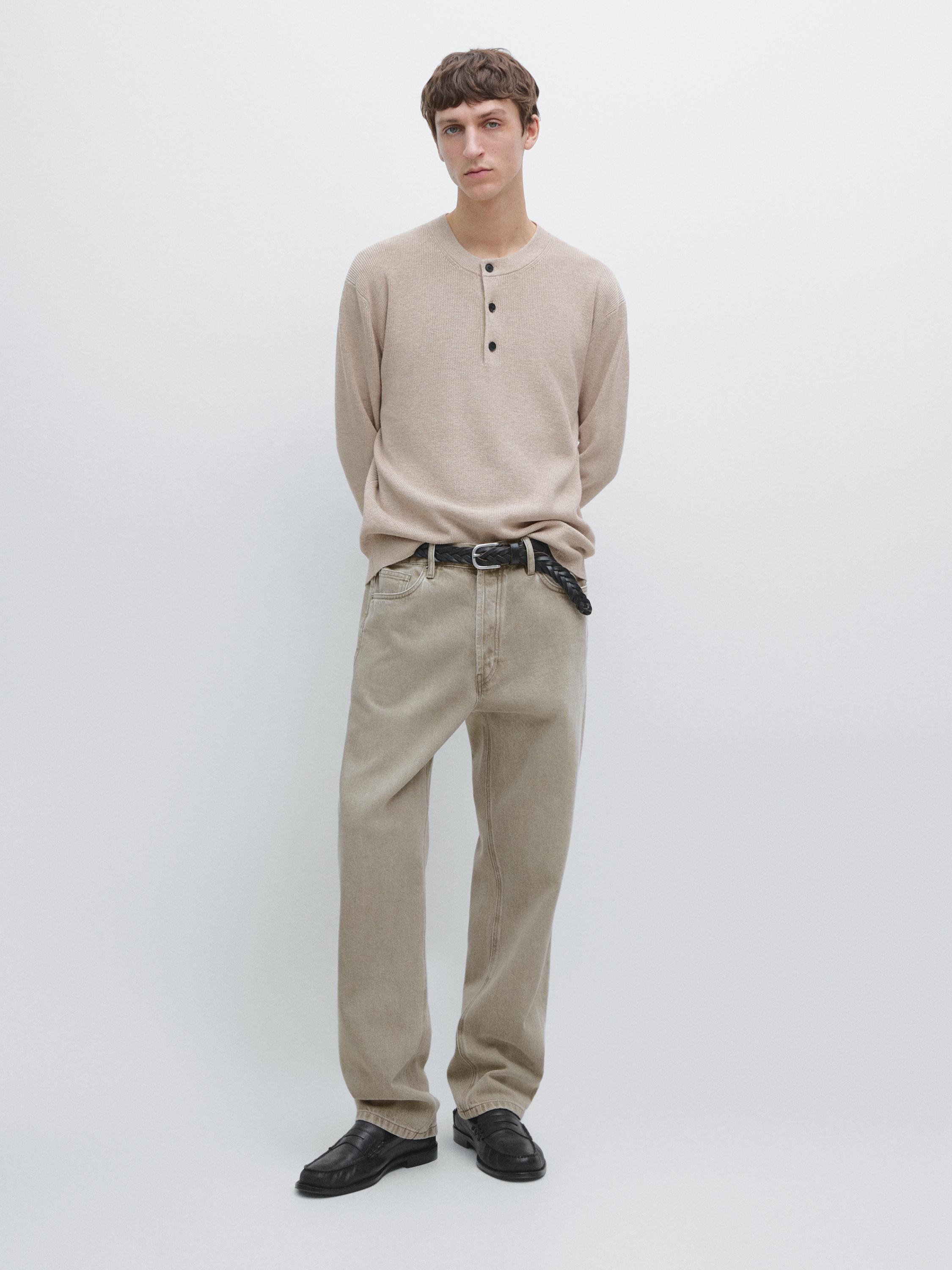 Ensemble pull beige à boutons foncés et pantalon beige coupe droite.