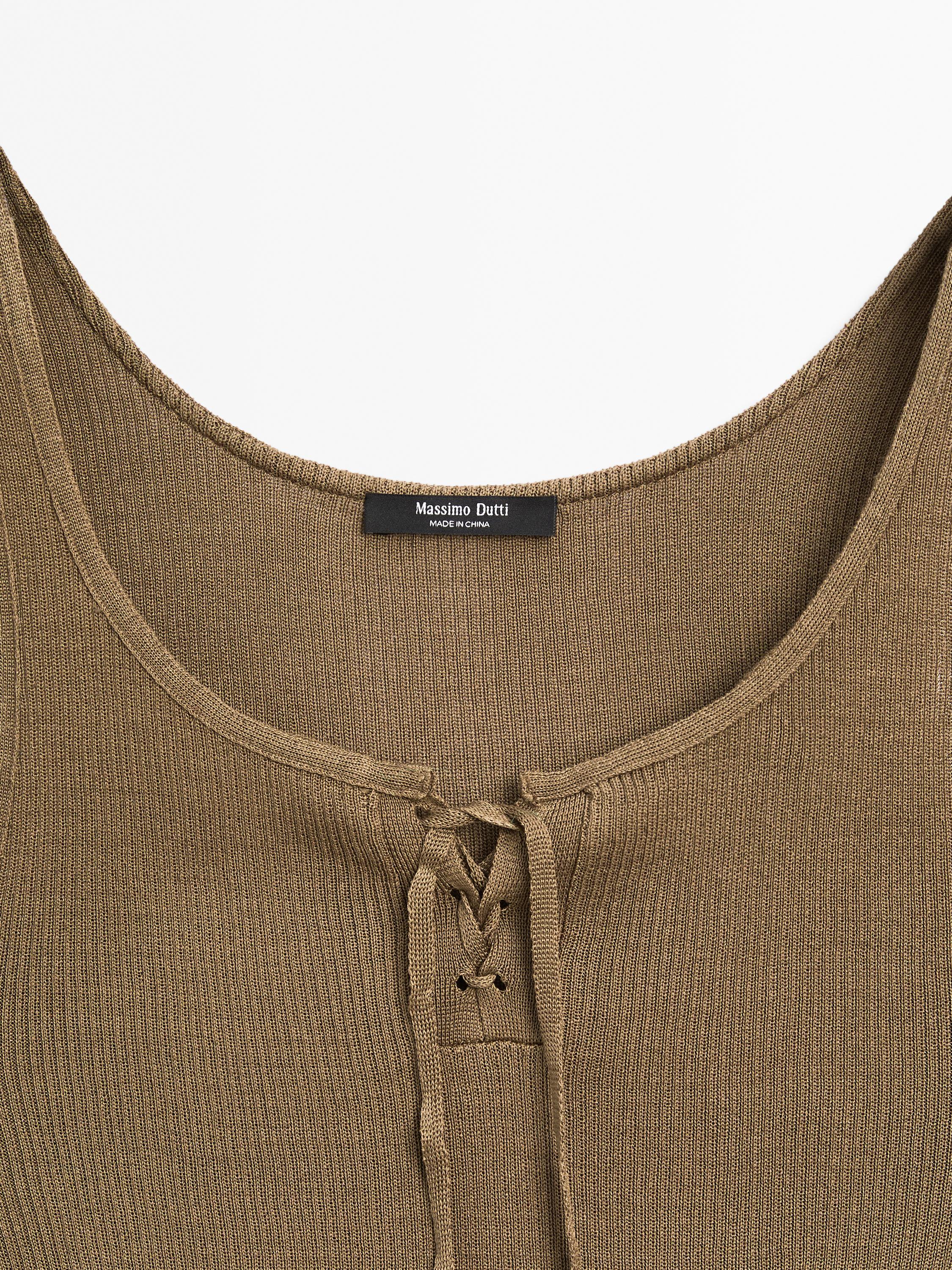 Top z prążkowanej dzianiny z wiązaniem