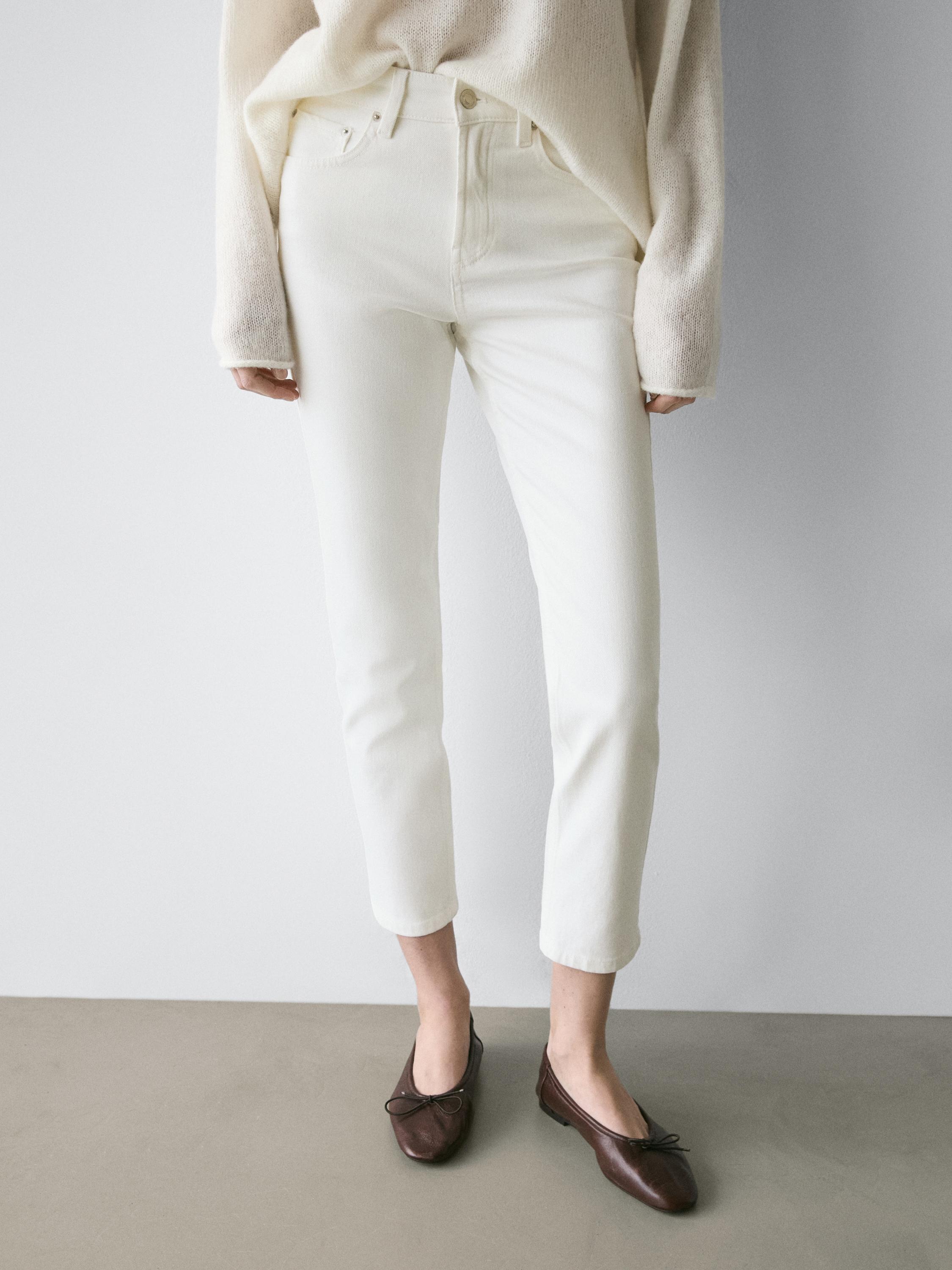 slim fit cropped mid-rise jeans set with visible front and back pockets.