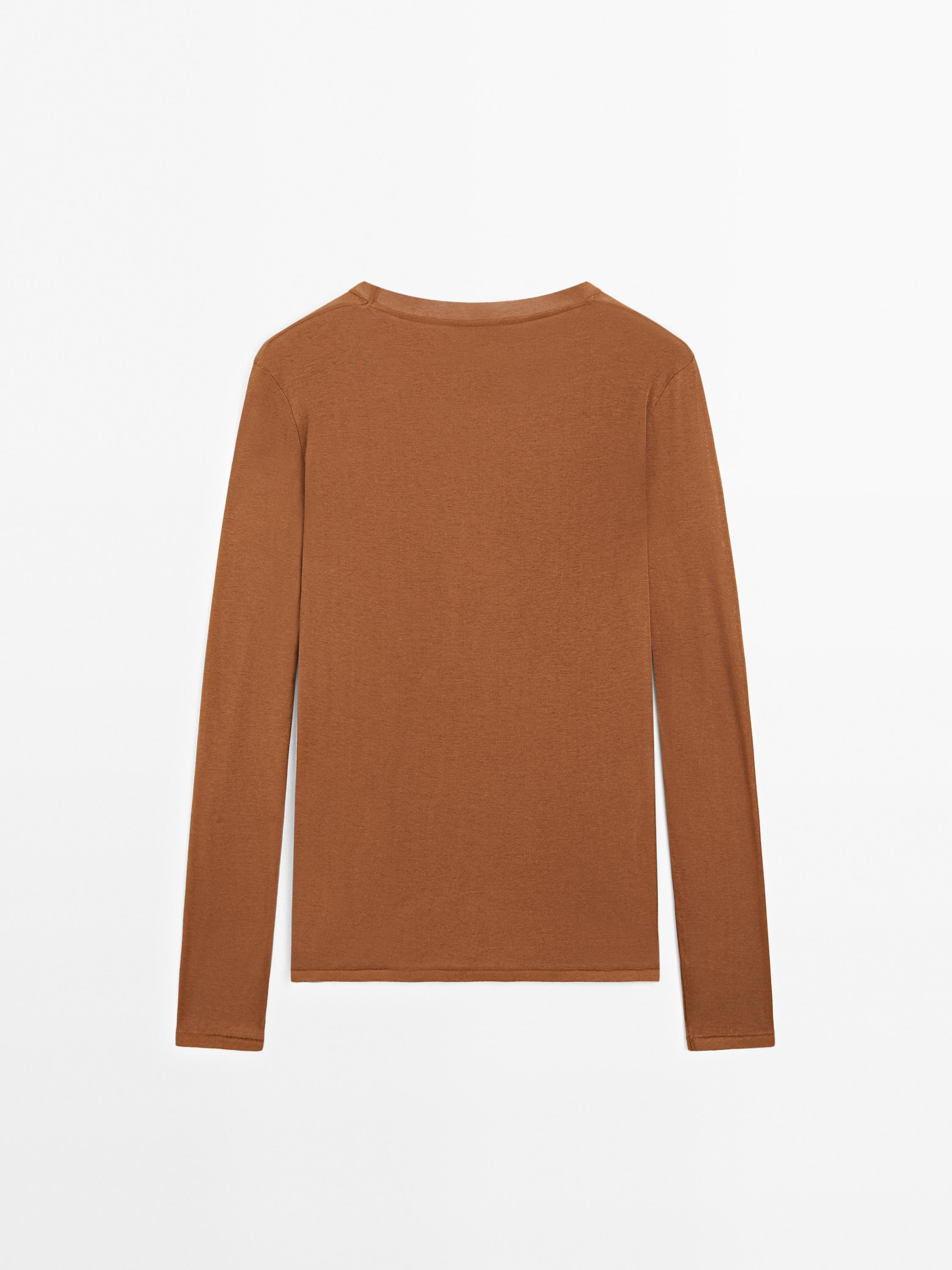 Lightweight t-shirt with collar detail