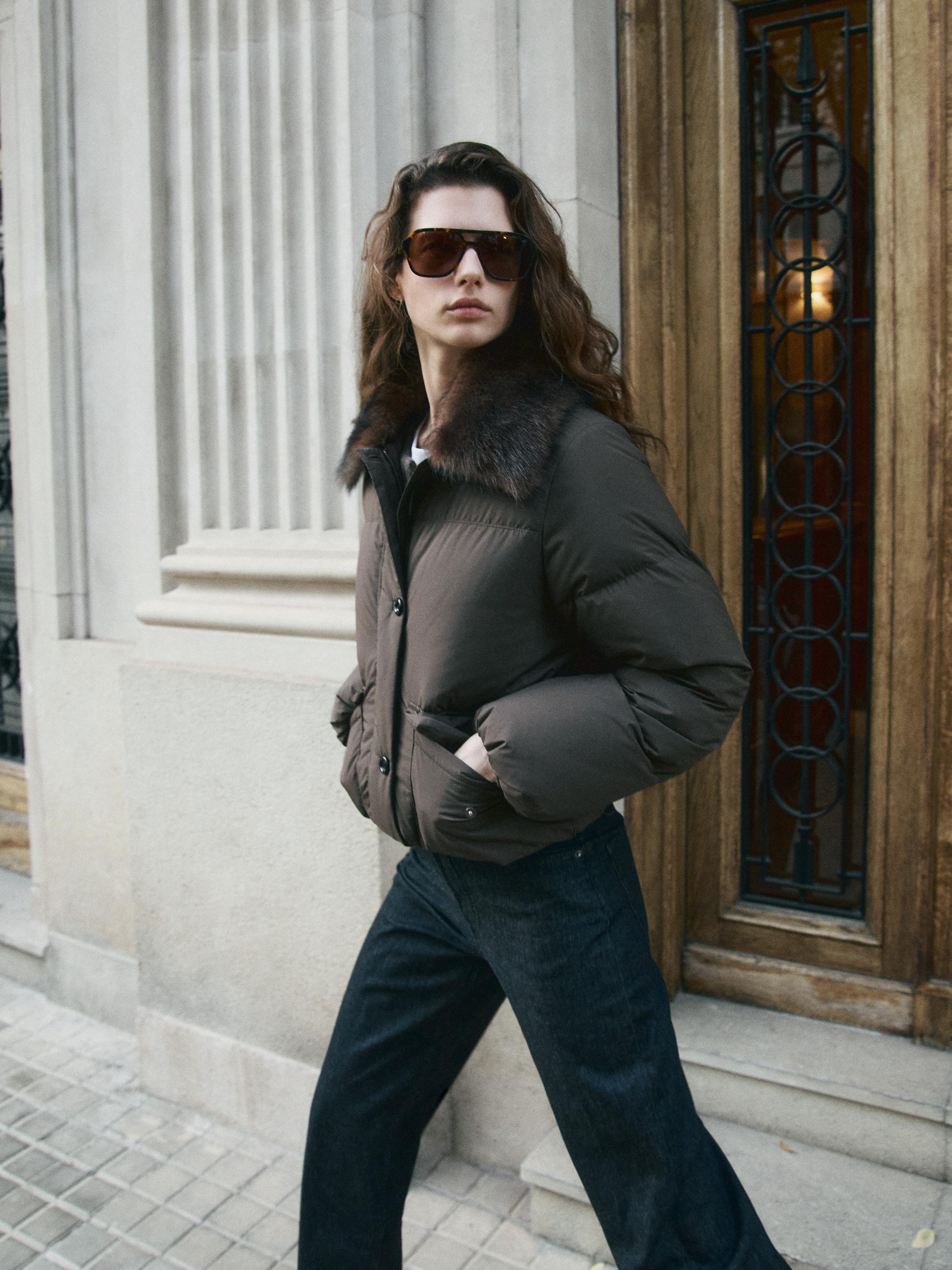 Короткий пуховик с воротником из искусственного меха