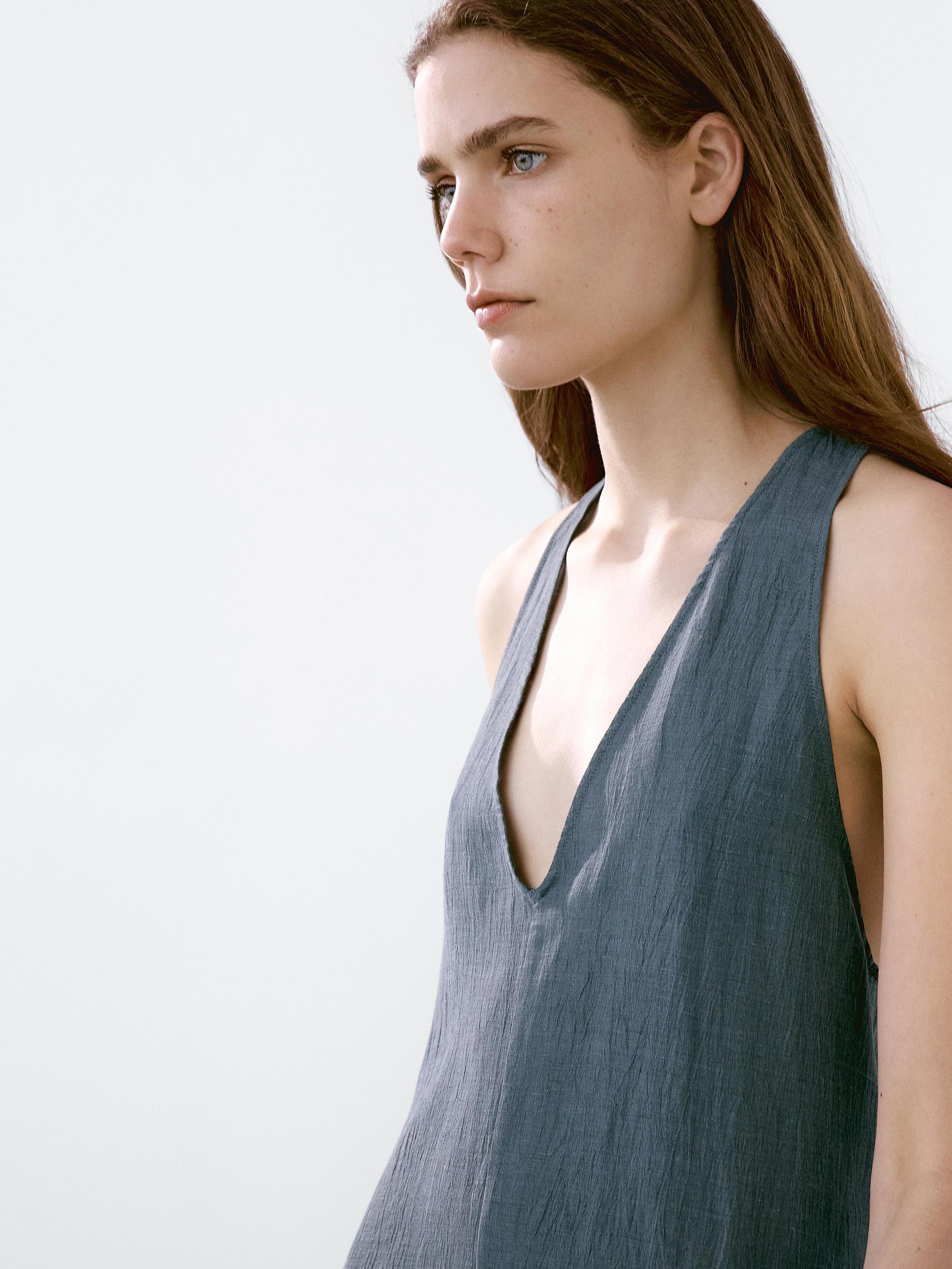 فستان من الكتان المخلوط بتفصيل على الظهر