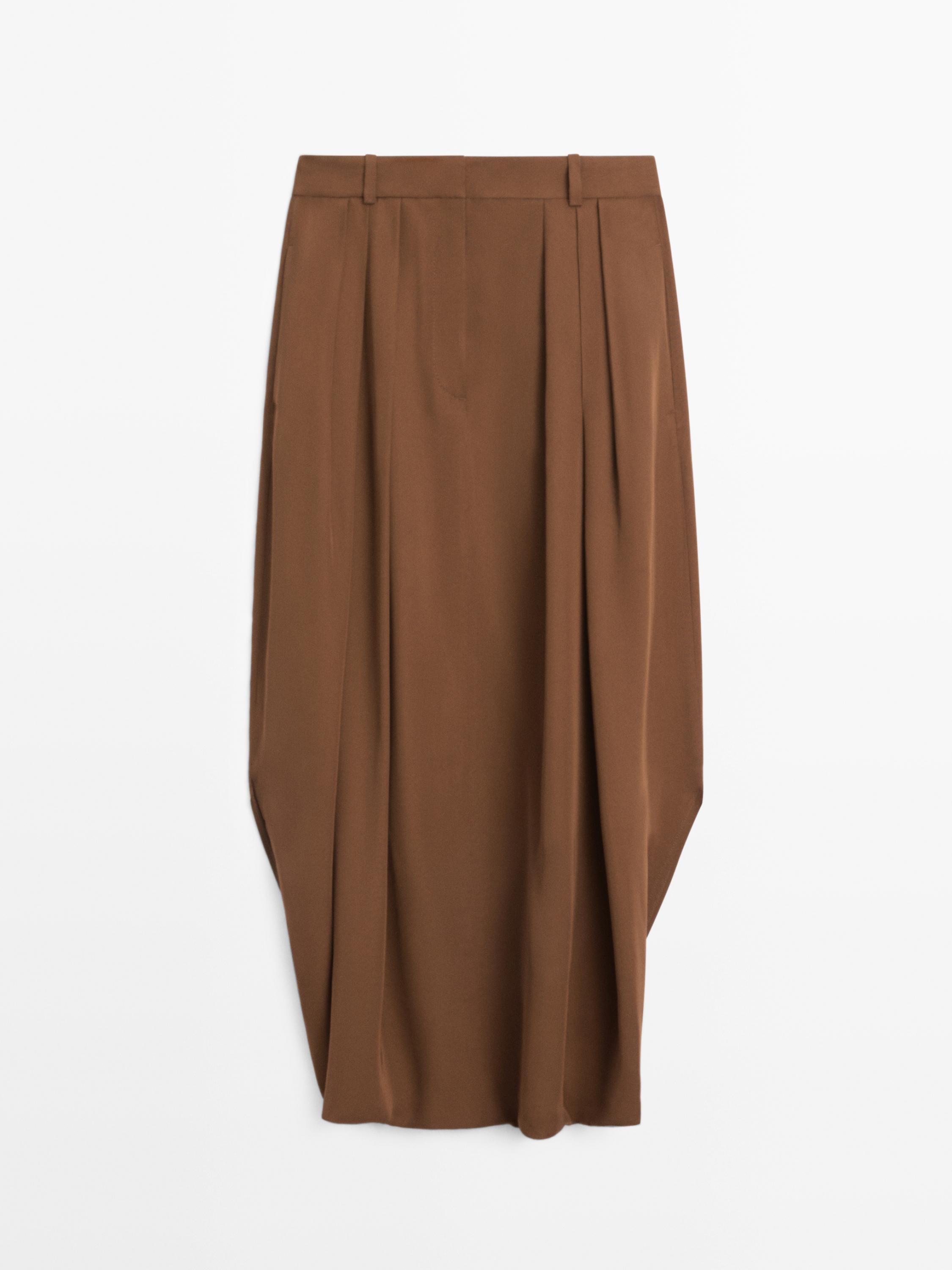 Vue de face d'une jupe-culotte marron avec des plis, une taille à passants et une coupe fluide.