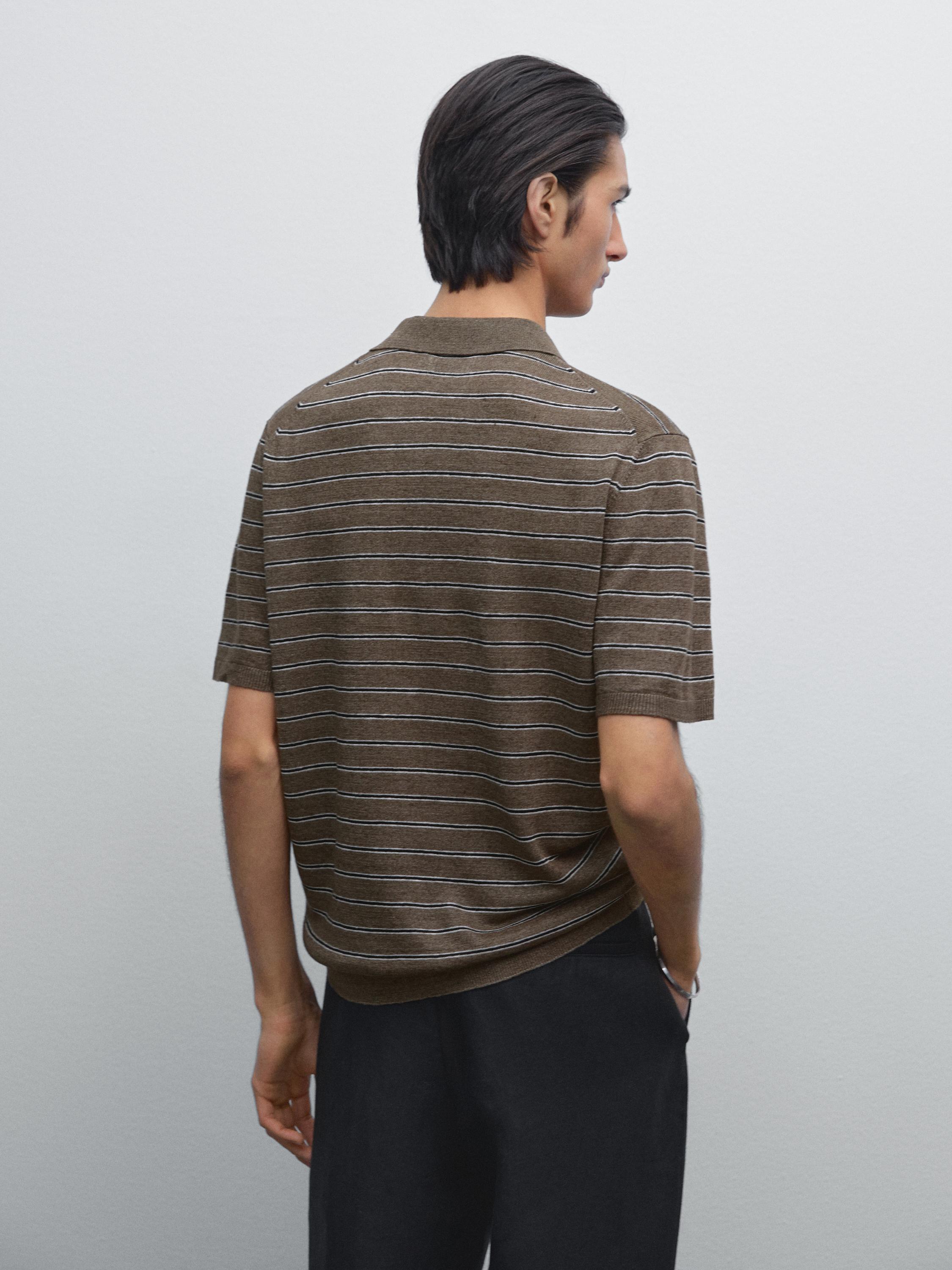 منظر خلفي لقميص بني مخطط بأكمام قصيرة وياقة كلاسيكية.