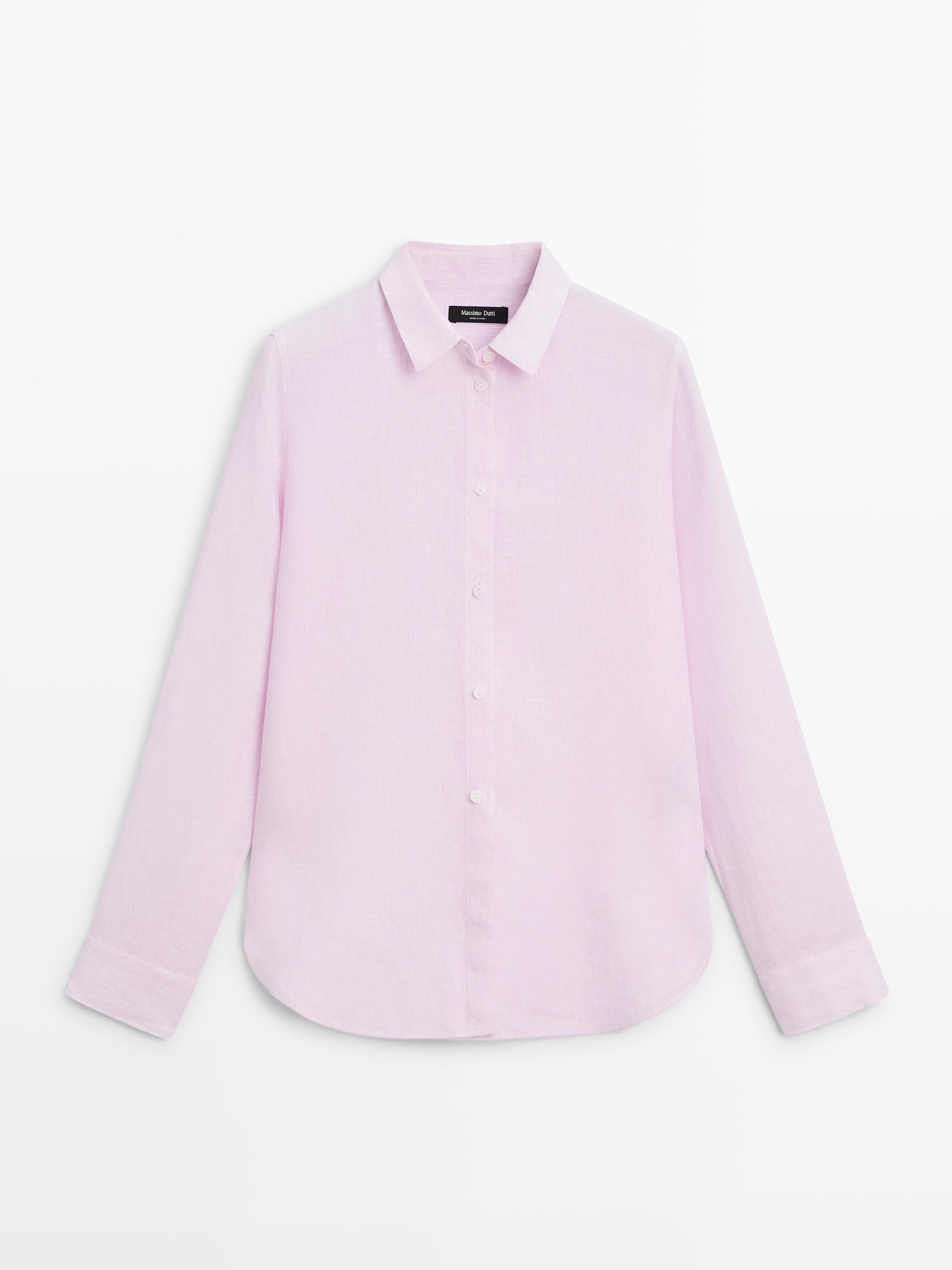 Vorderansicht eines rosa Hemdes mit feinen Streifen, fließendem Schnitt, klassischem Kragen, zentraler Knopfleiste und langen Ärmeln.