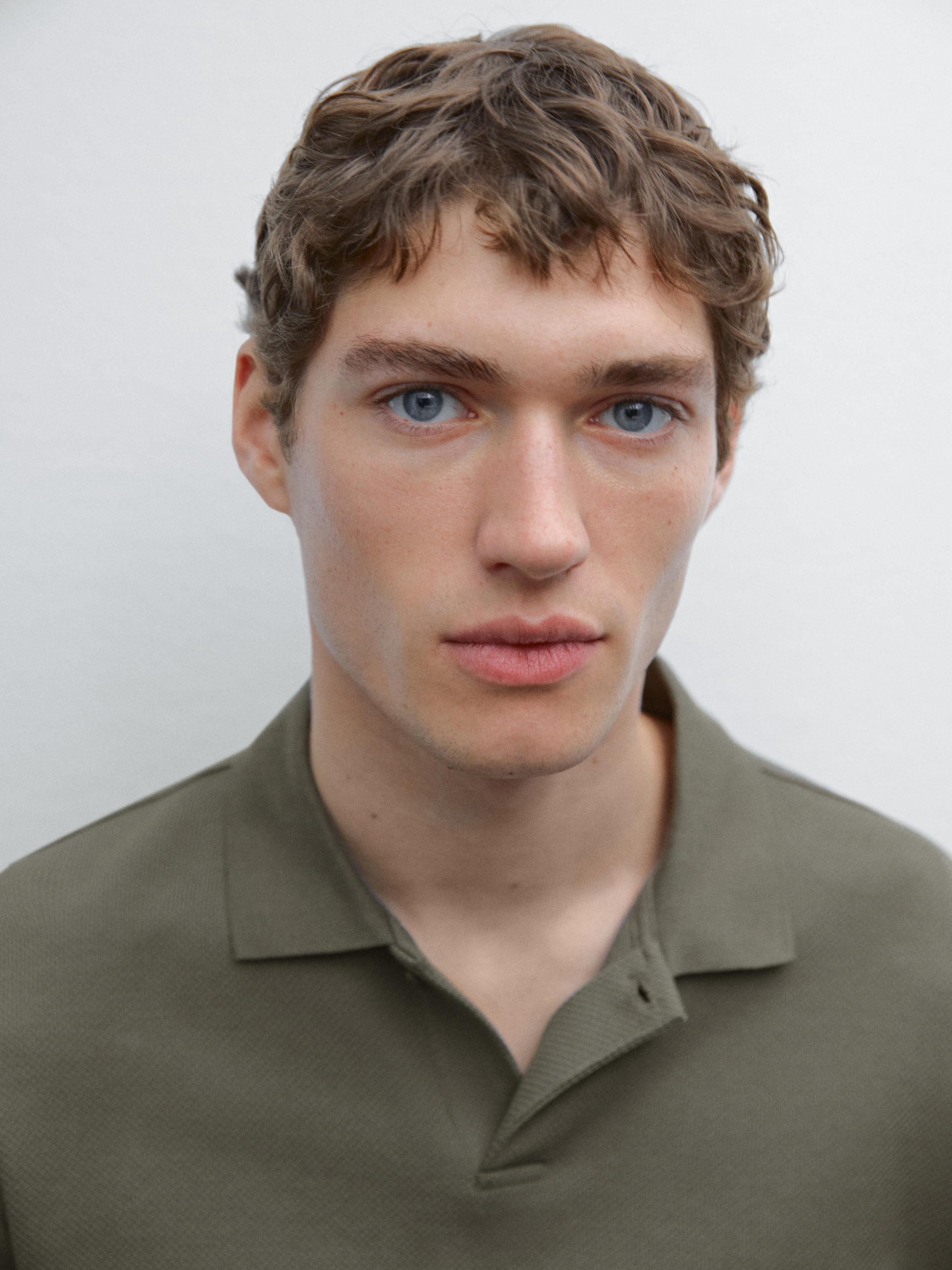 Short sleeve micro-textured polo shirt