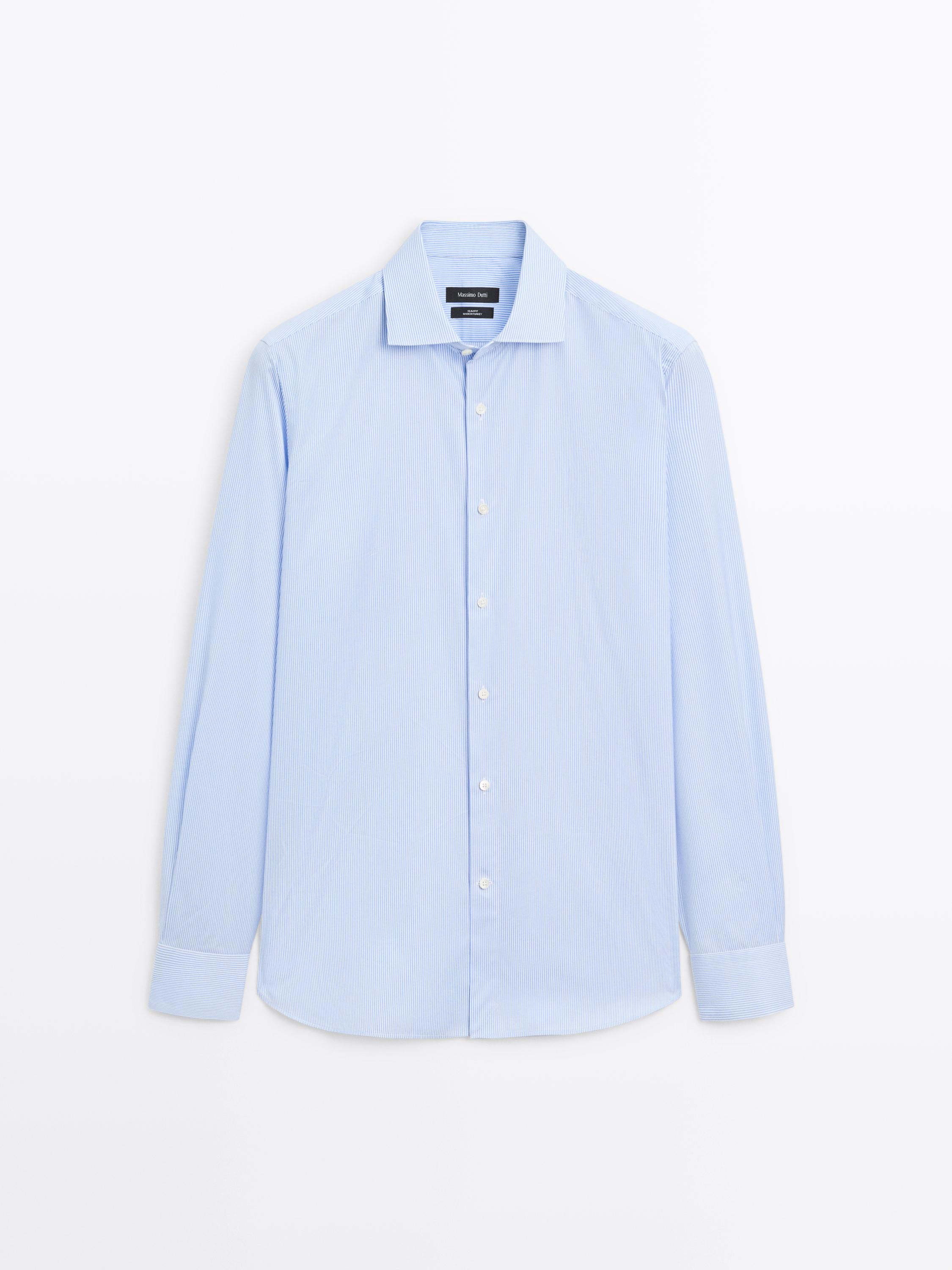 Vue de face d'une chemise bleu ciel à rayures, manches longues, coupe slim fit, avec boutons blancs et col classique.