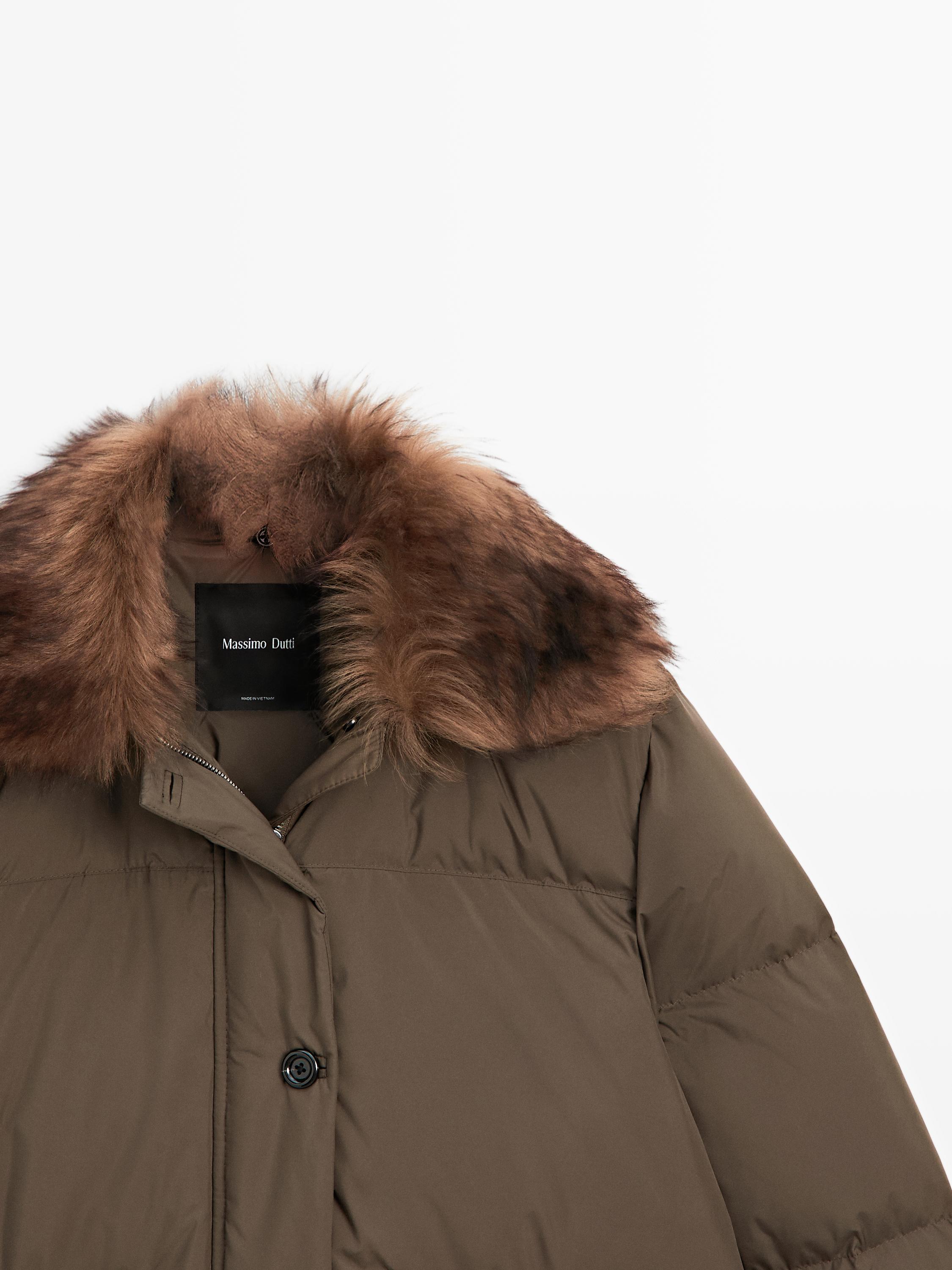 Short water-repellent down jacket with faux fur collar