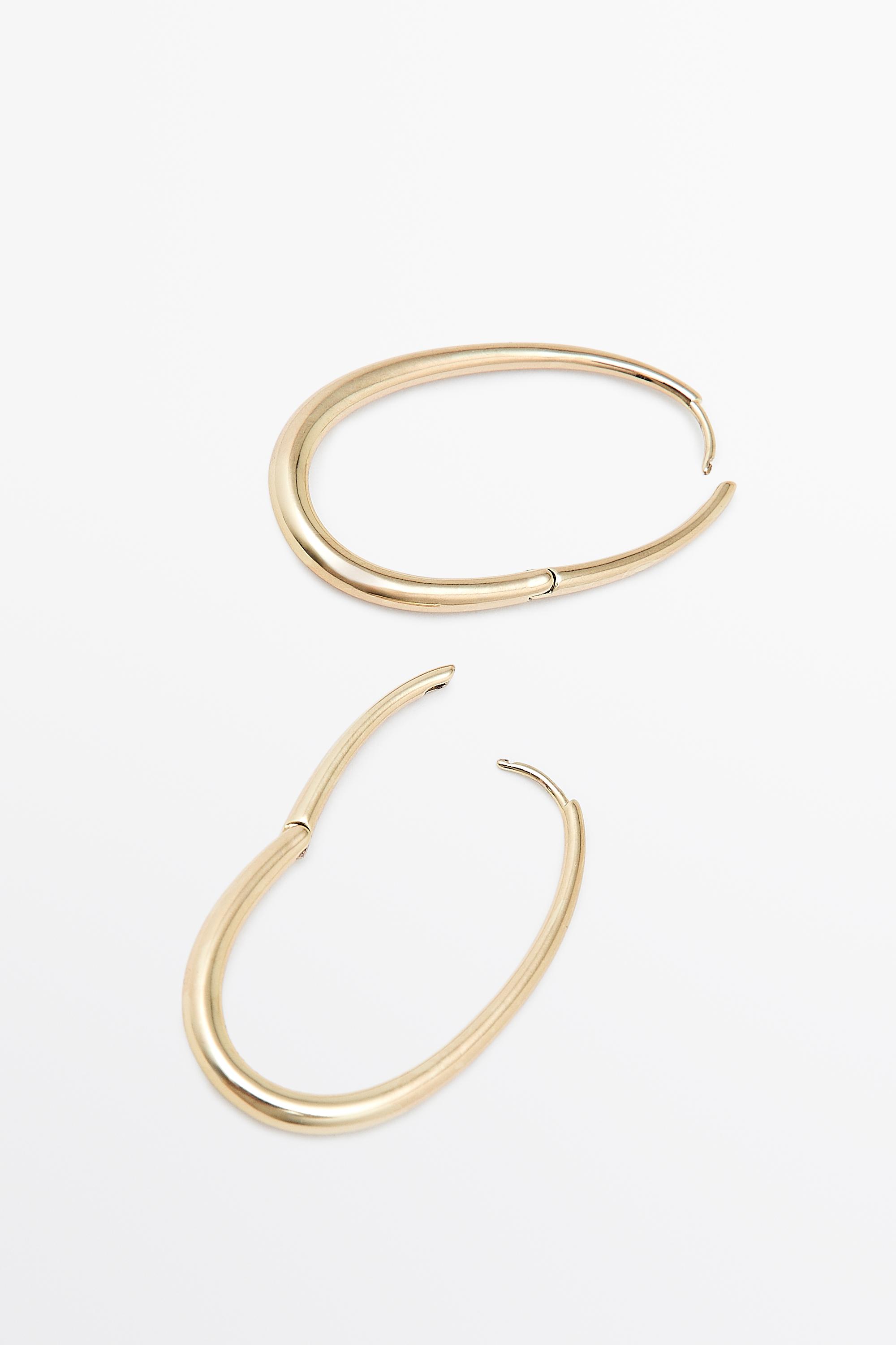أقراط حلقية بيضاوية
