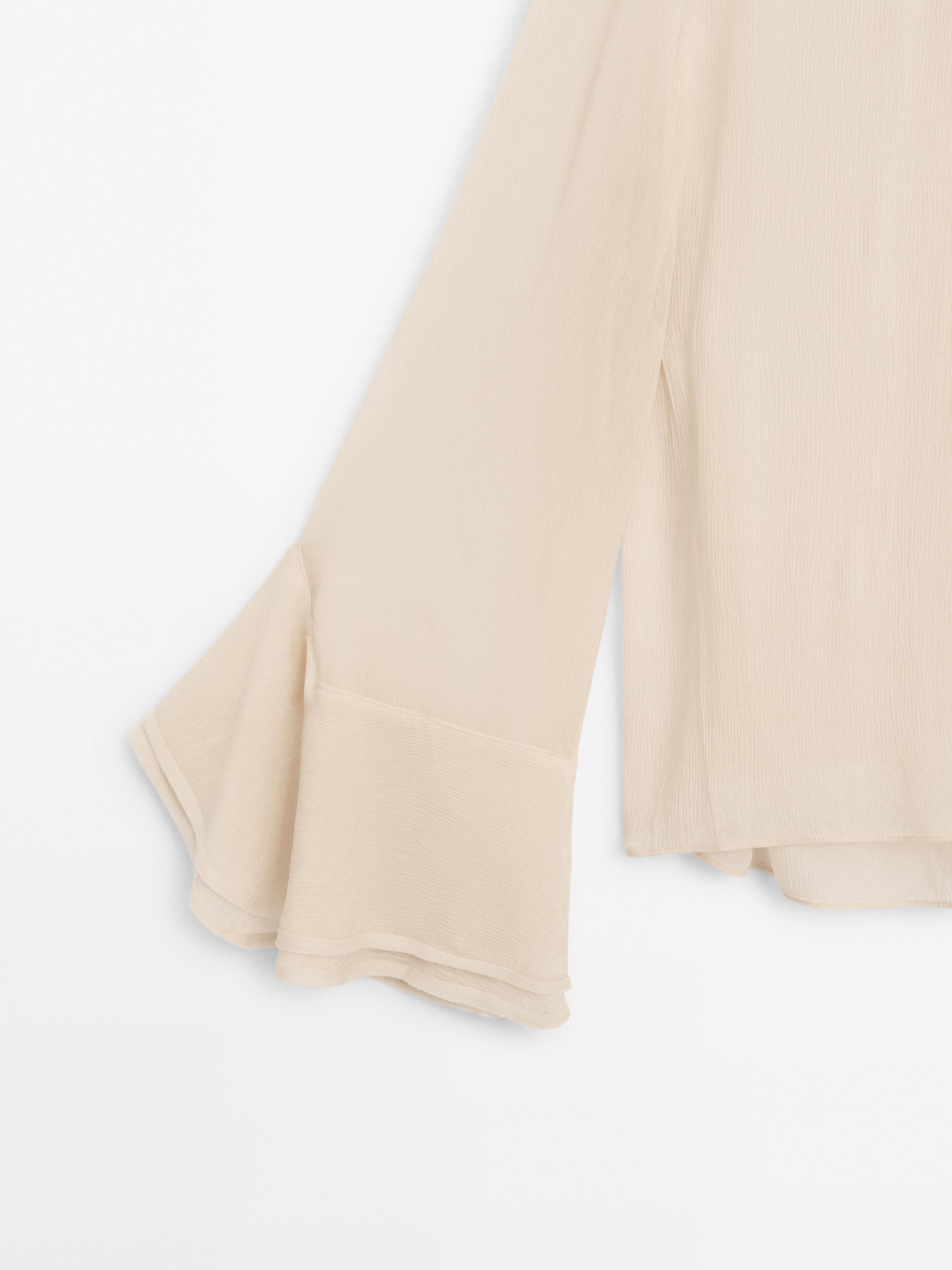 Flowing shirt with ruffles