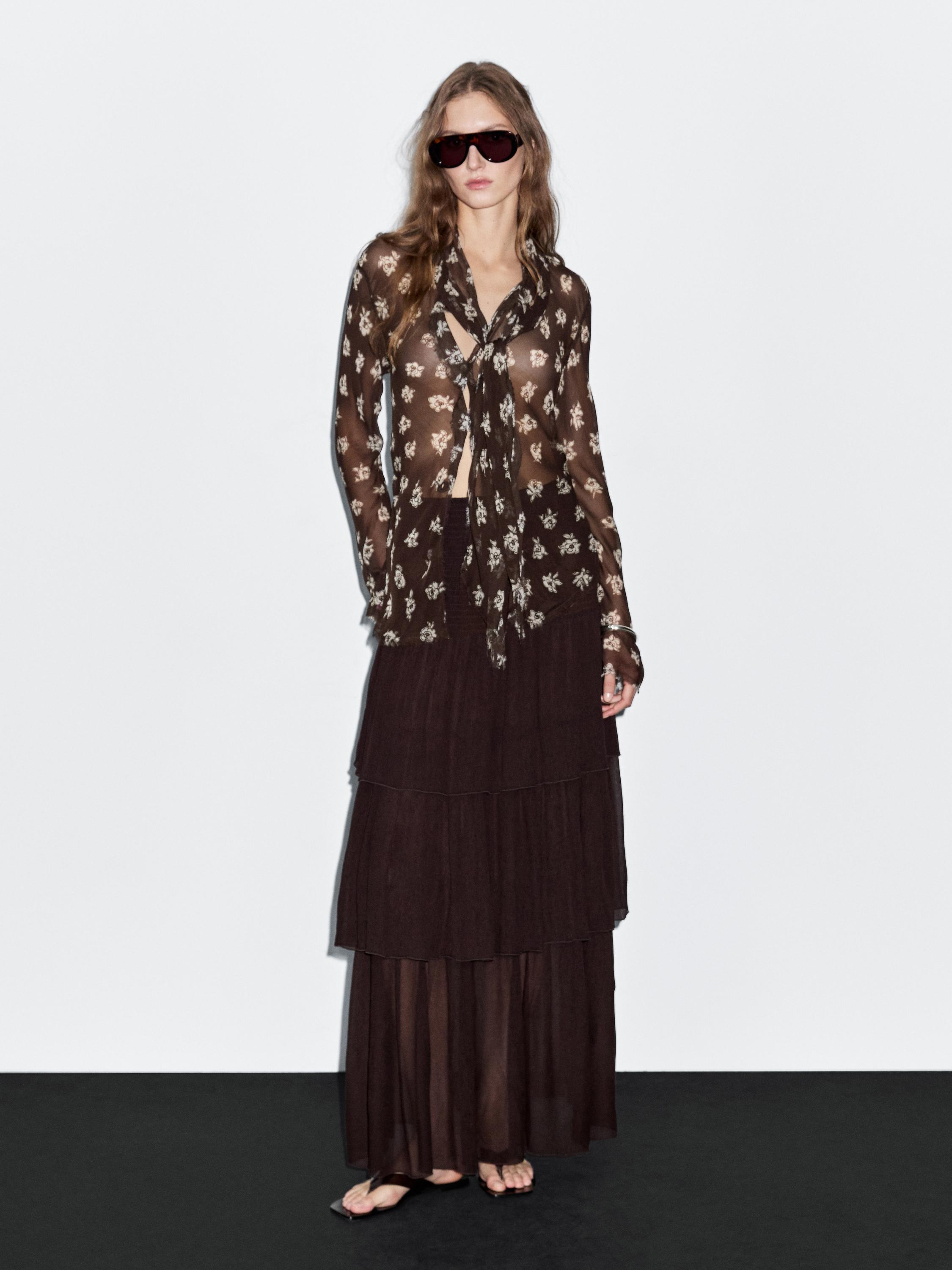 Skjorte med blødt fald og tørklædekrave