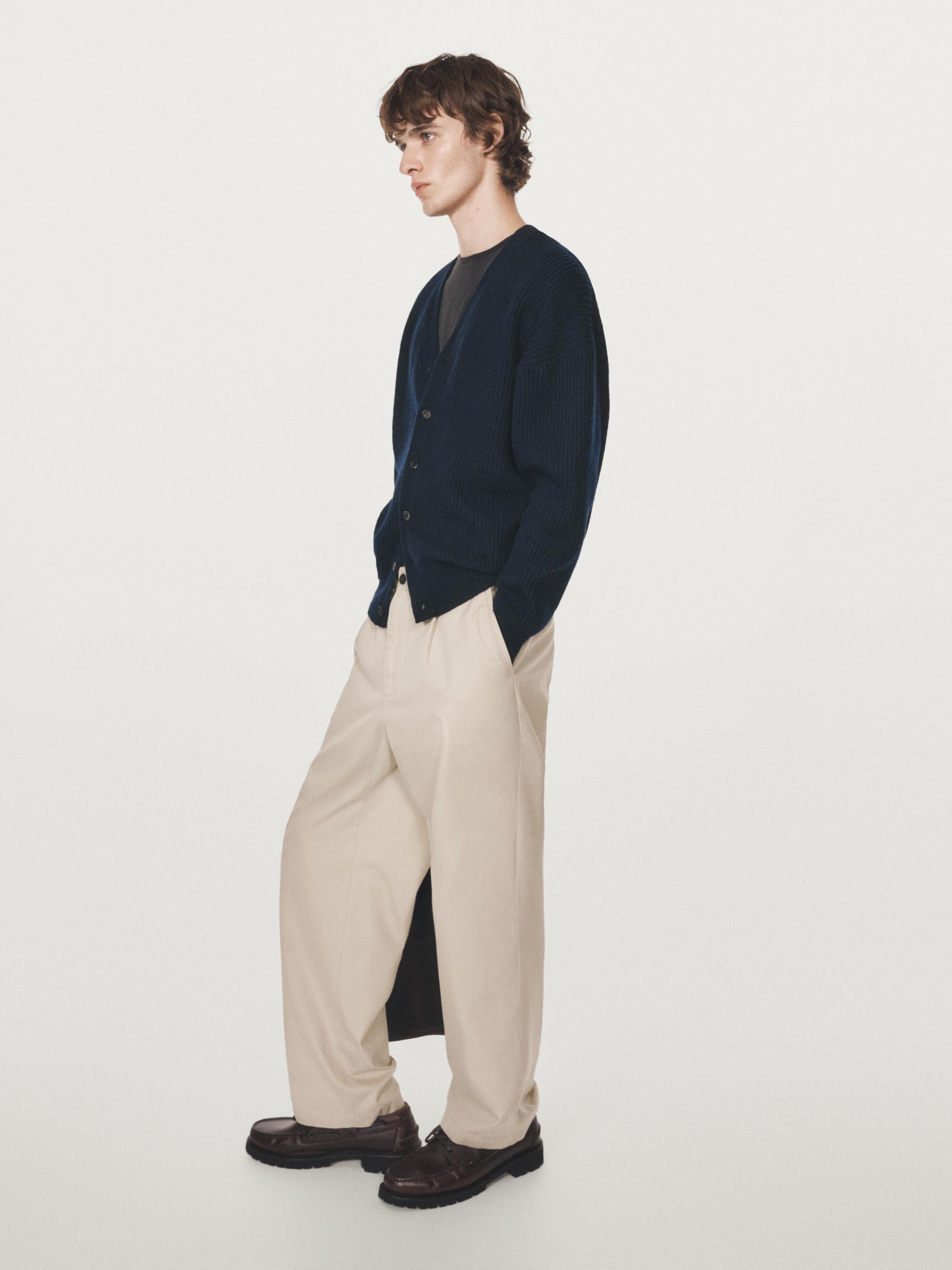 קרדיגן עם מחשוף V מתערובת צמר