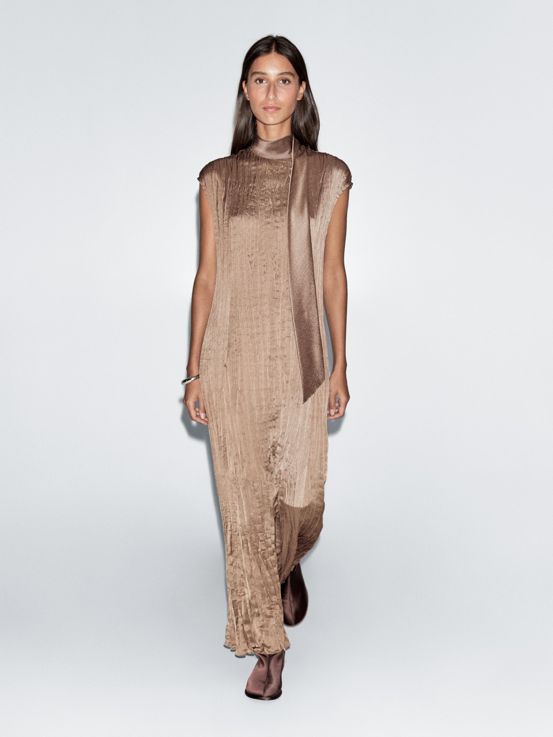 فستان طويل بربطة على الرقبة