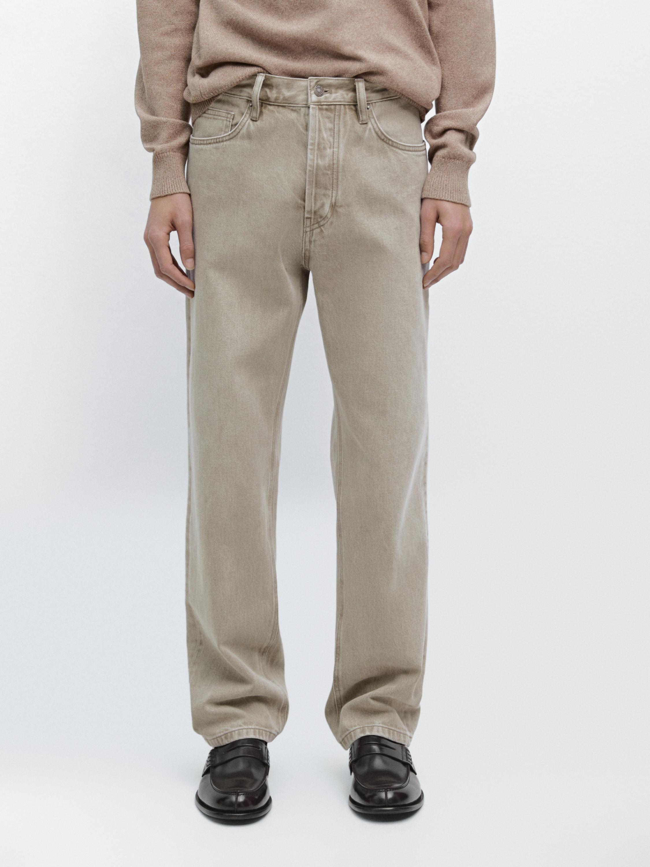 Conjunto de jeans verde grisáceo straight fit con bolsillos delanteros y traseros visibles.