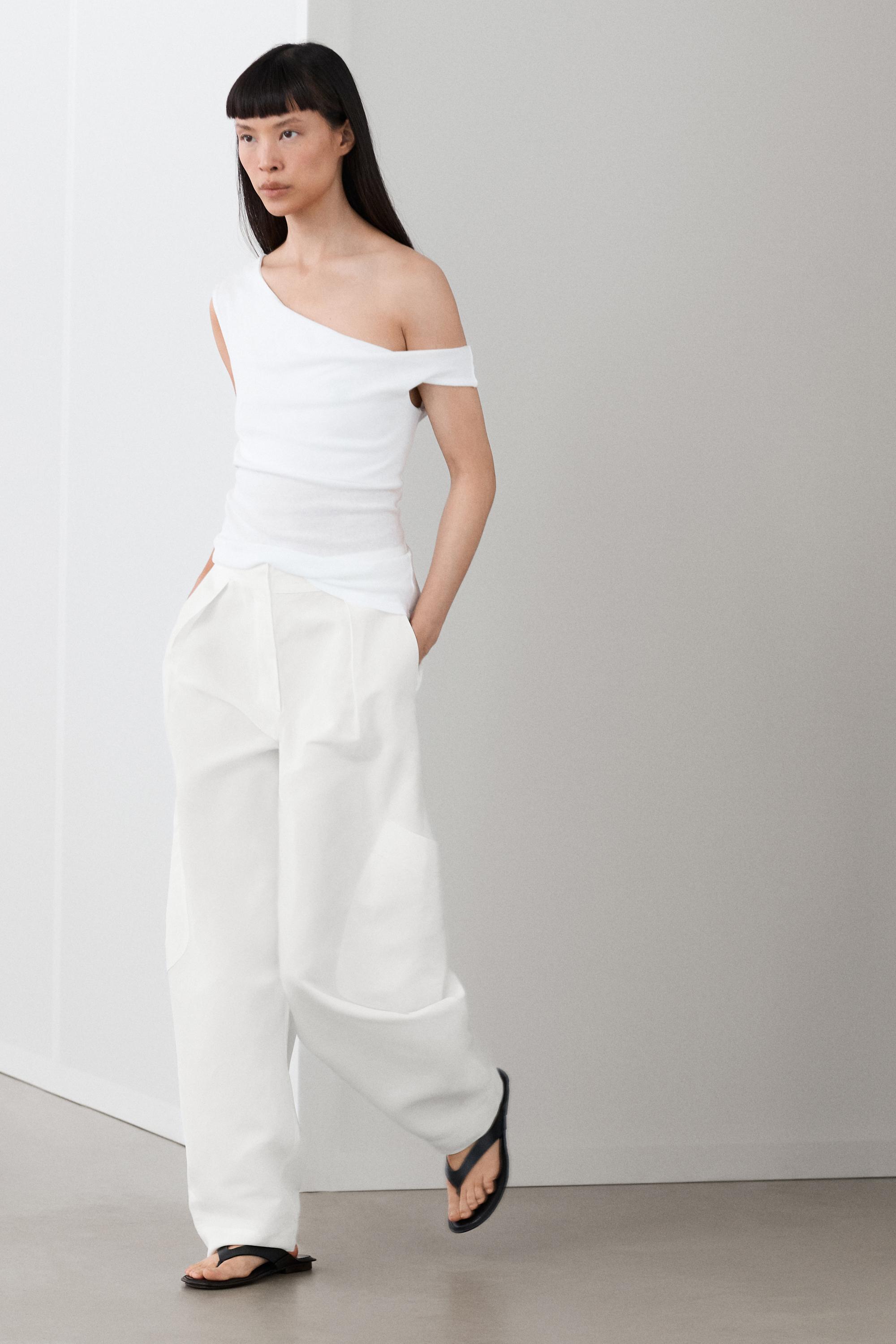 Asymmetric off-the-shoulder top — Off white