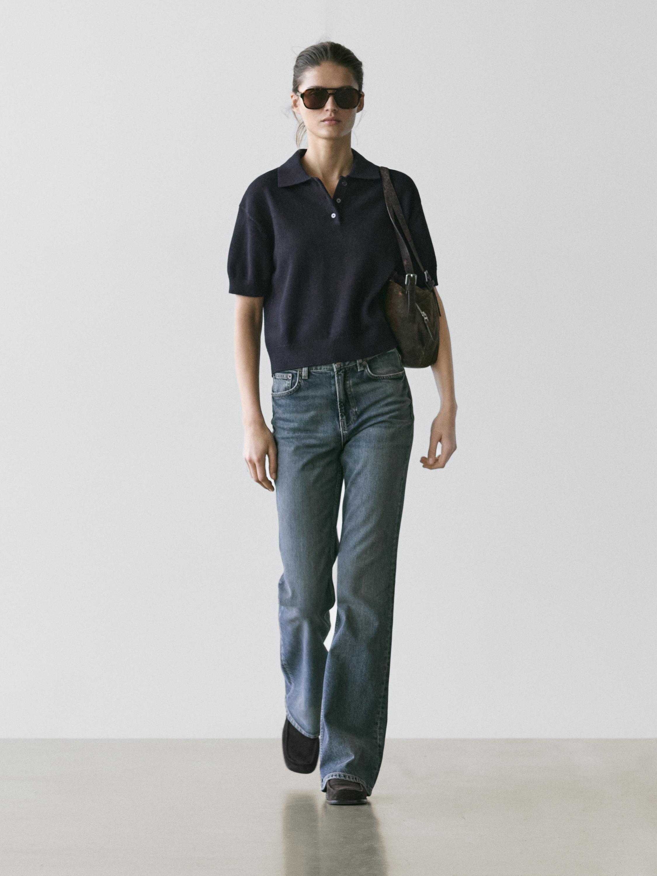 Conjunto de jersey polo azul marino y jeans rectos azules.