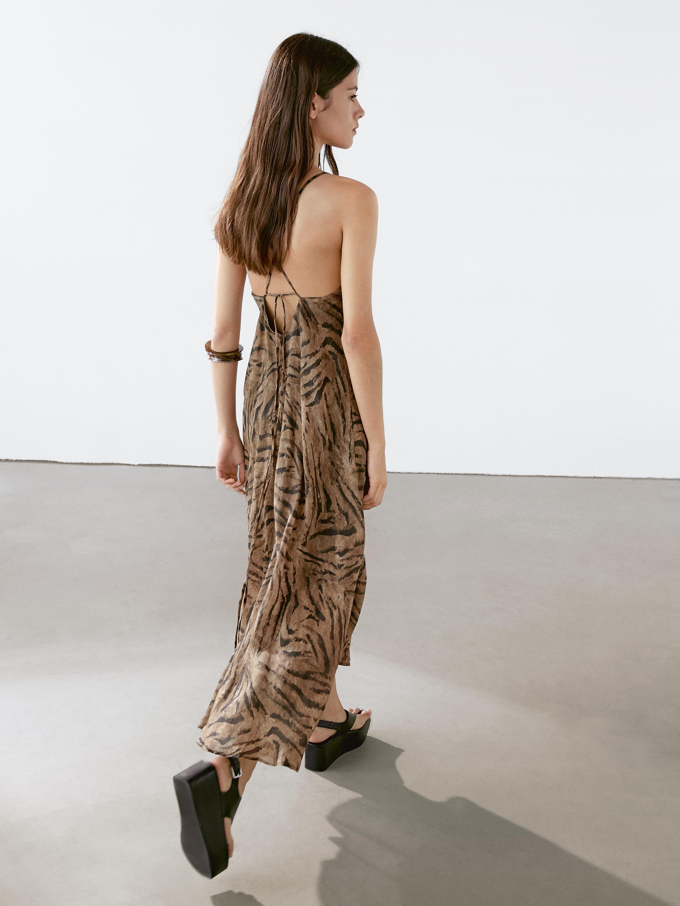 Langes Kleid aus Ramiemischgewebe mit Animalprint