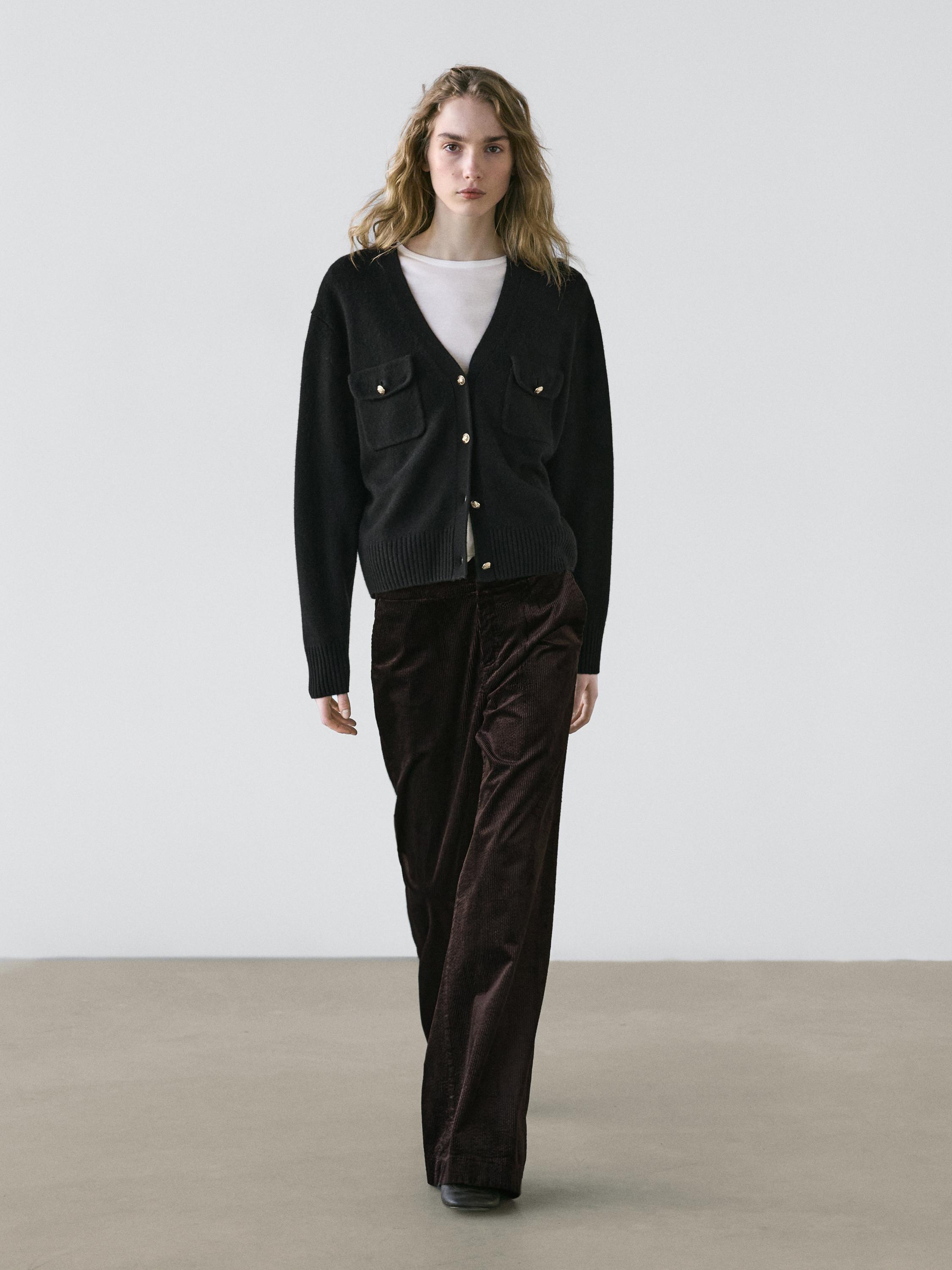 Strikket cardigan med v-hals og gullknapper