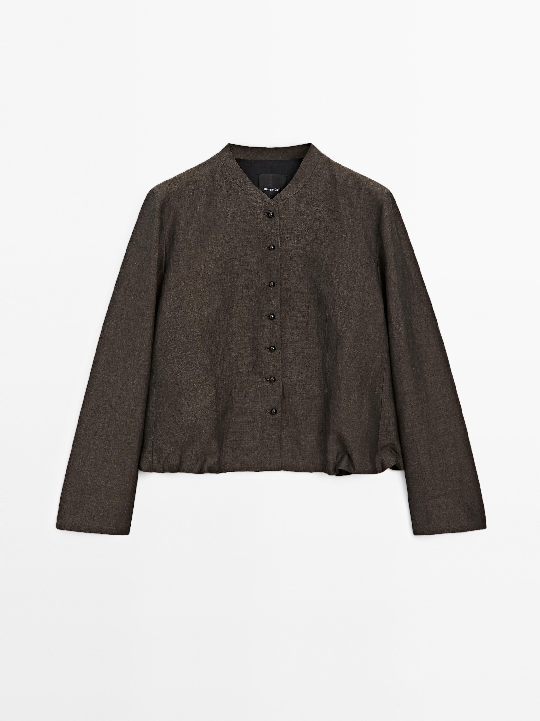 Casaco com pormenor de botões com linho