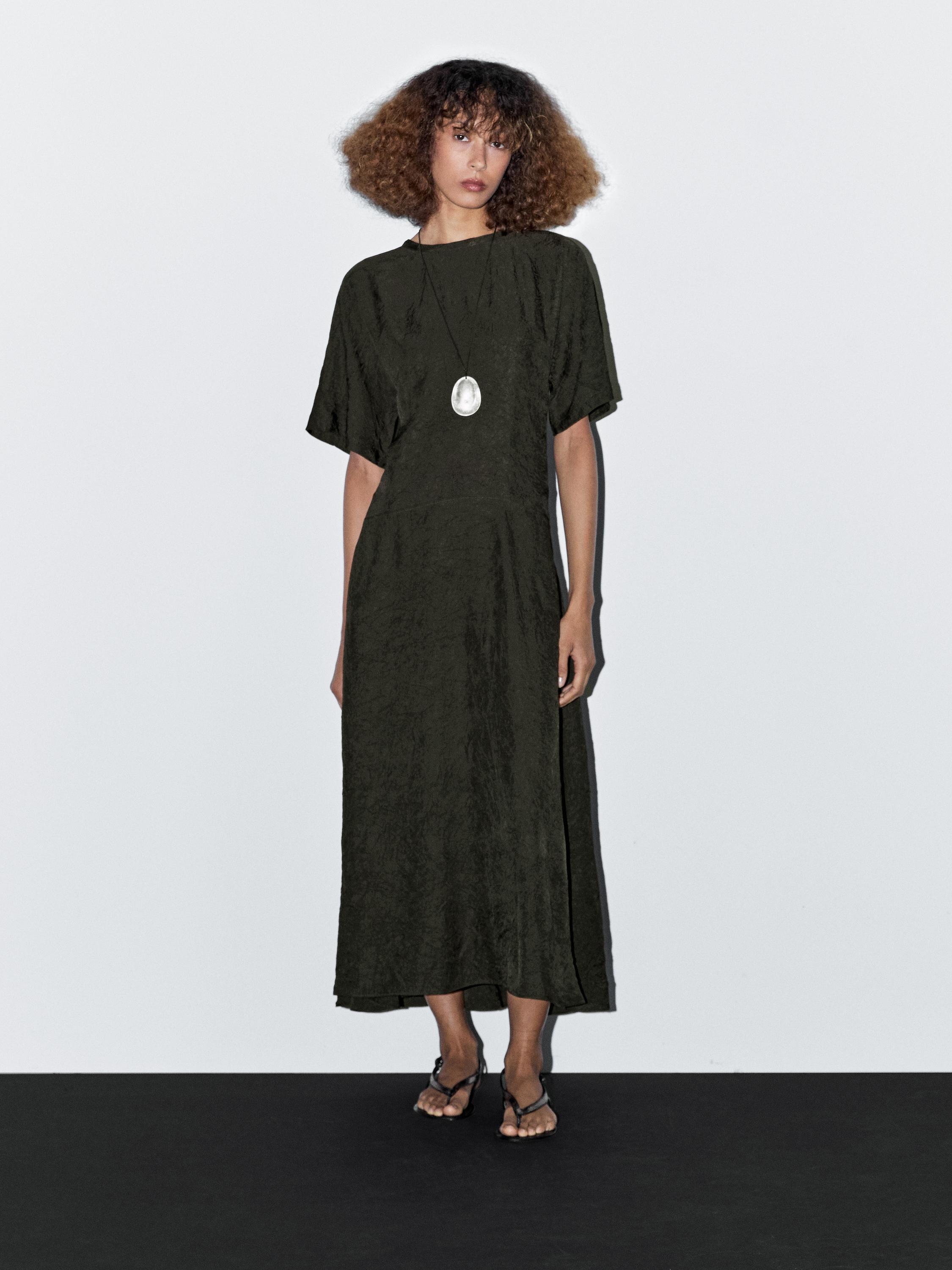 Robe longue satinée à manches courtes