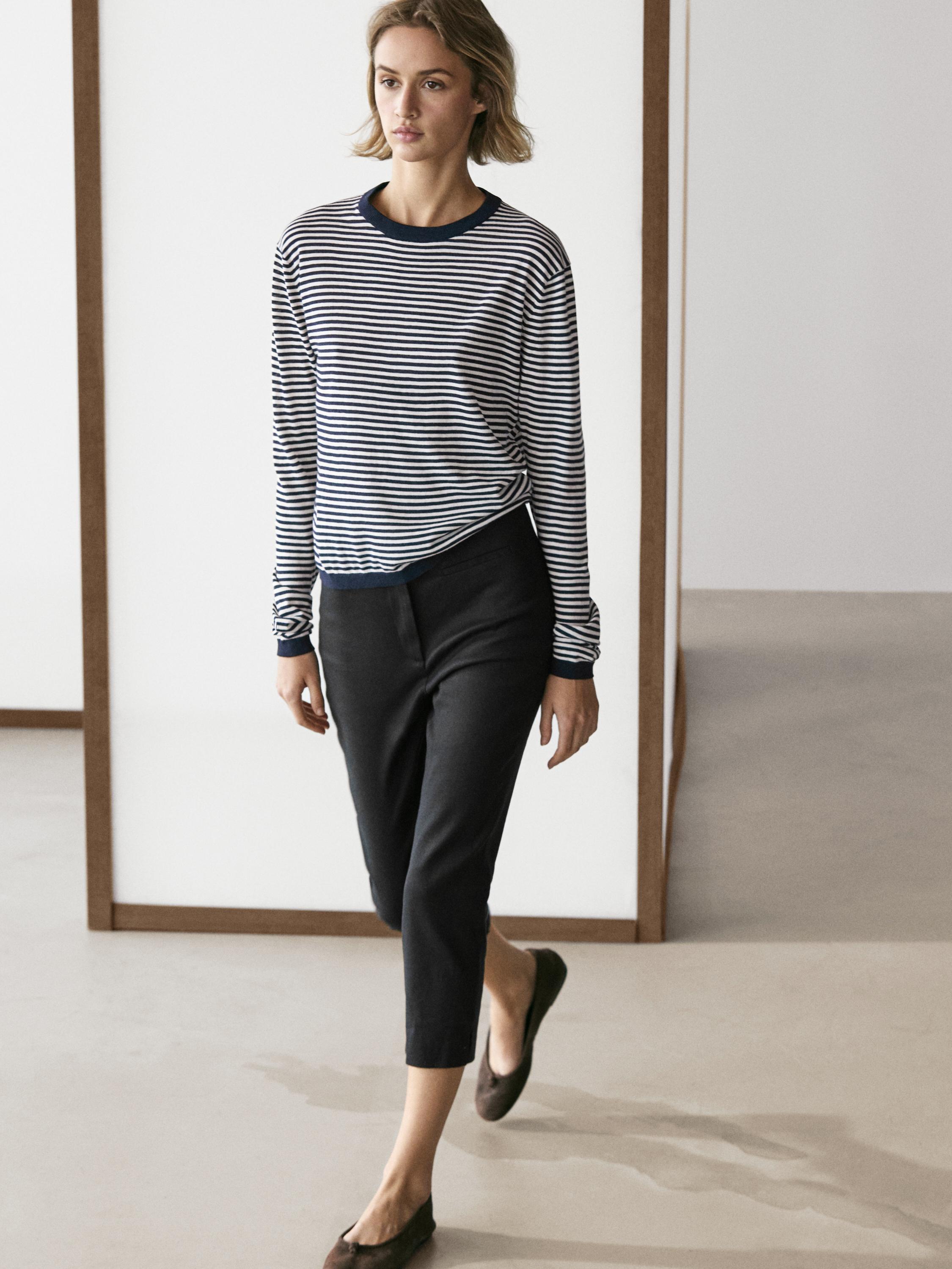 Σετ ριγέ μπλούζας σε navy και λευκό με στρογγυλή λαιμόκοψη και μαύρο παντελόνι ίσιας γραμμής μέχρι τον αστράγαλο.